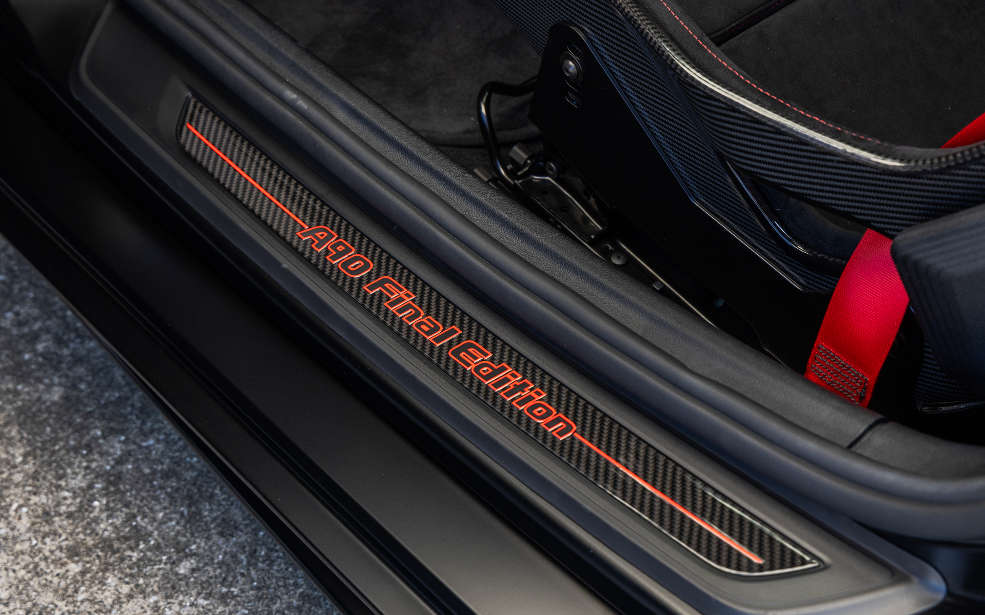 専用のカーボンスカッフプレート