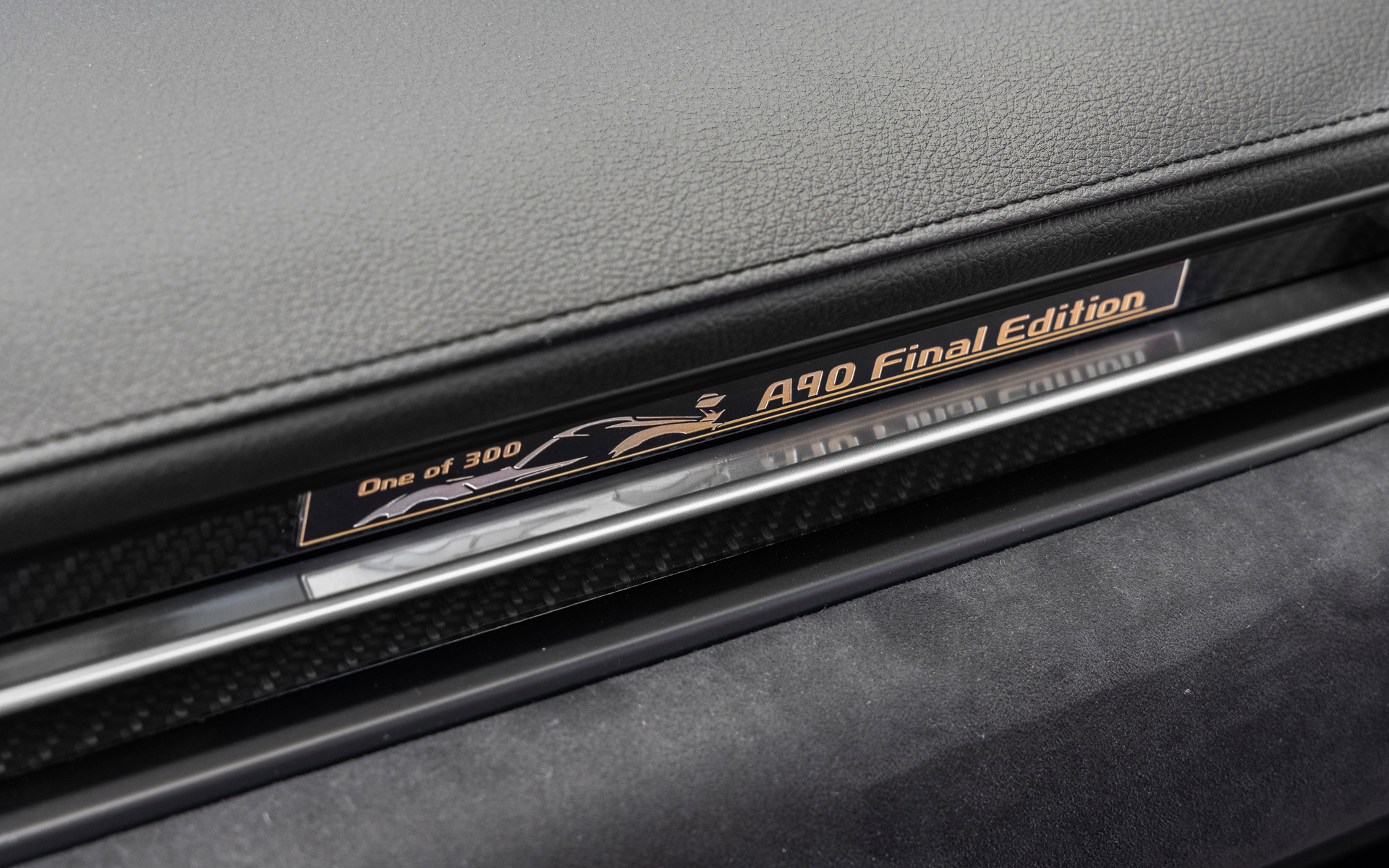 助手席前にあしらわれる専用インストルメントパネルカーボンオーナメント