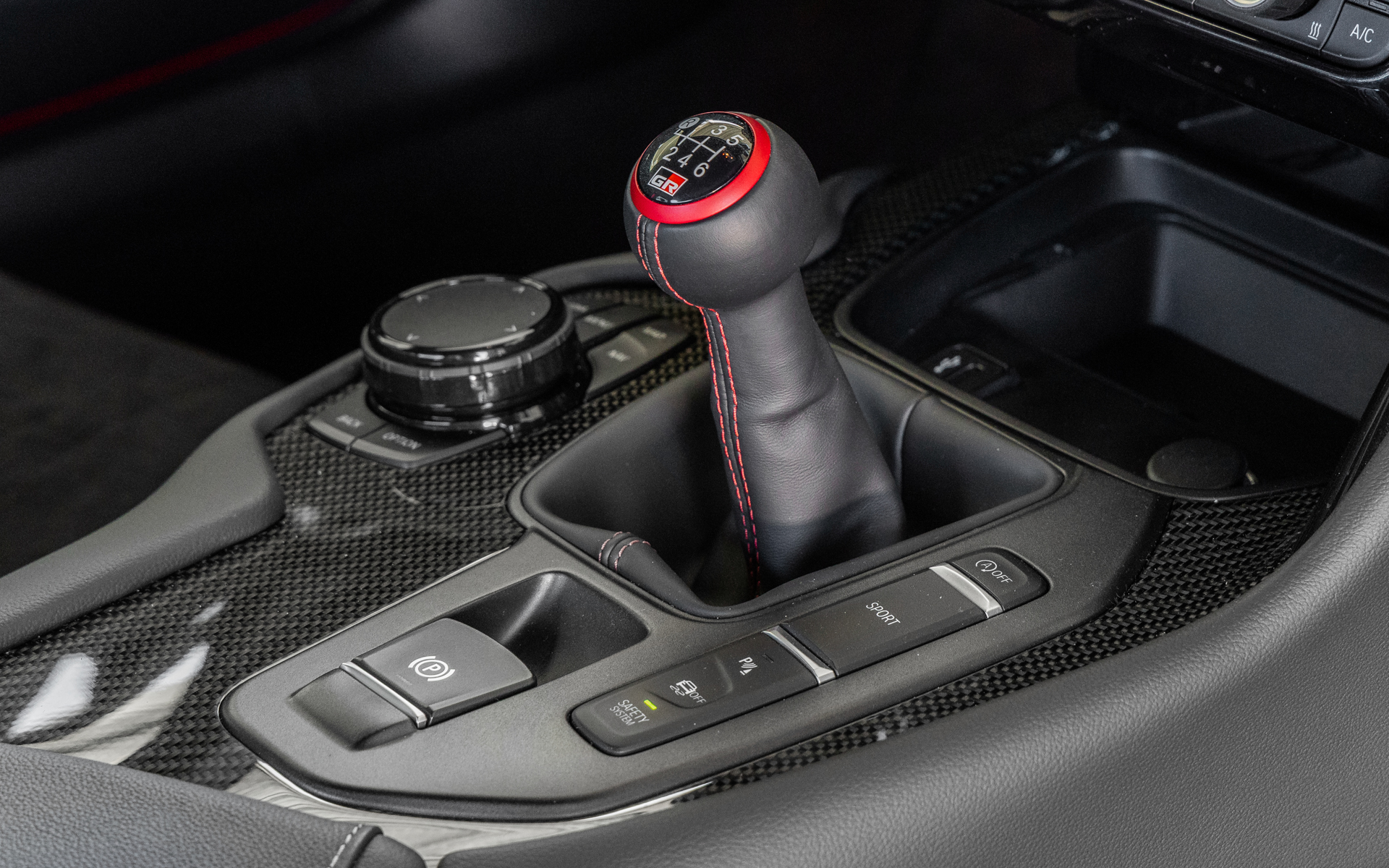 6速MTのみシフトノブとシフトブーツにレッドアクセントとが施された