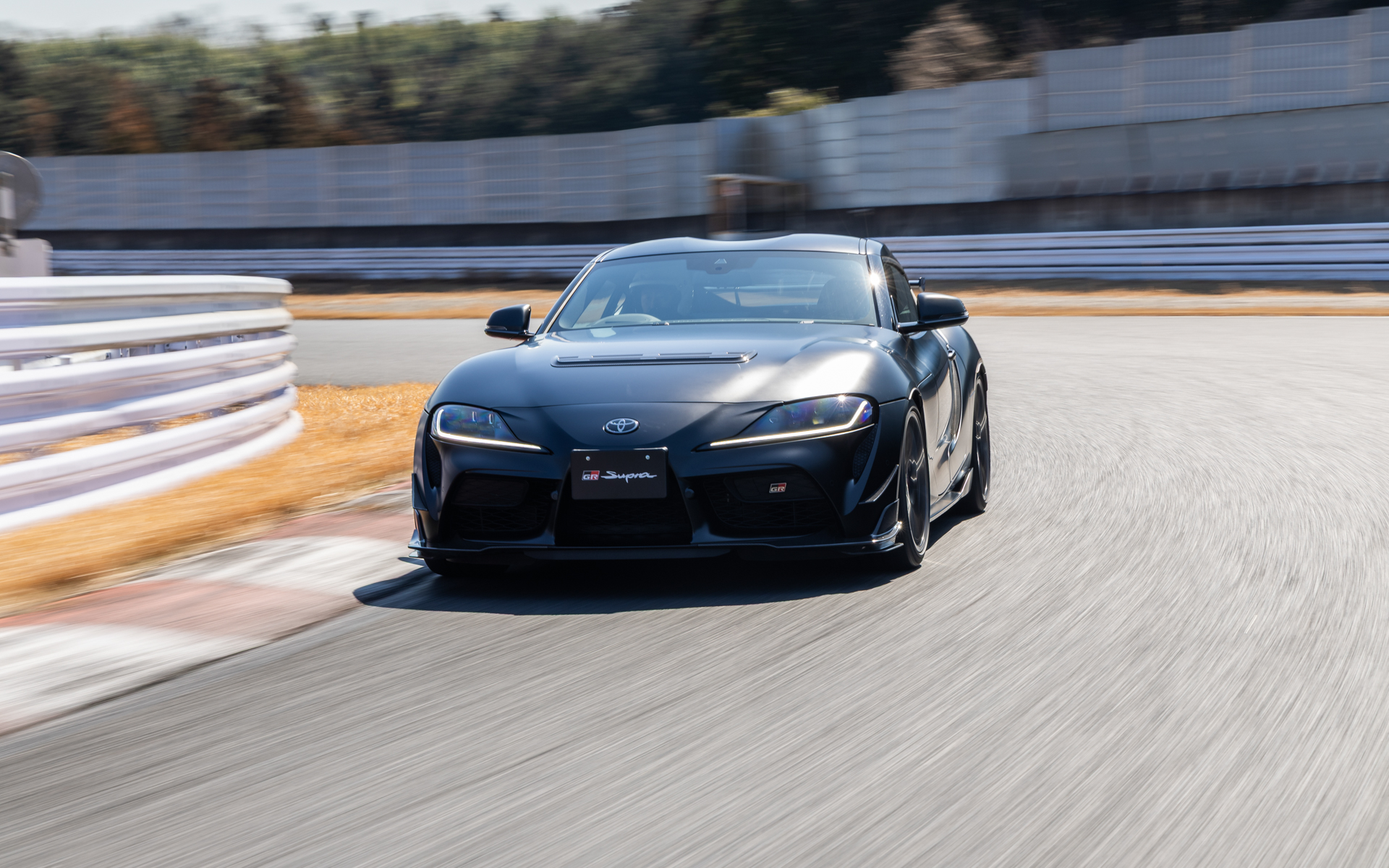 高いボディ剛性と自由なサスペンションの動き、保舵感の高いステアリングが生み出す安心感は計り知れない