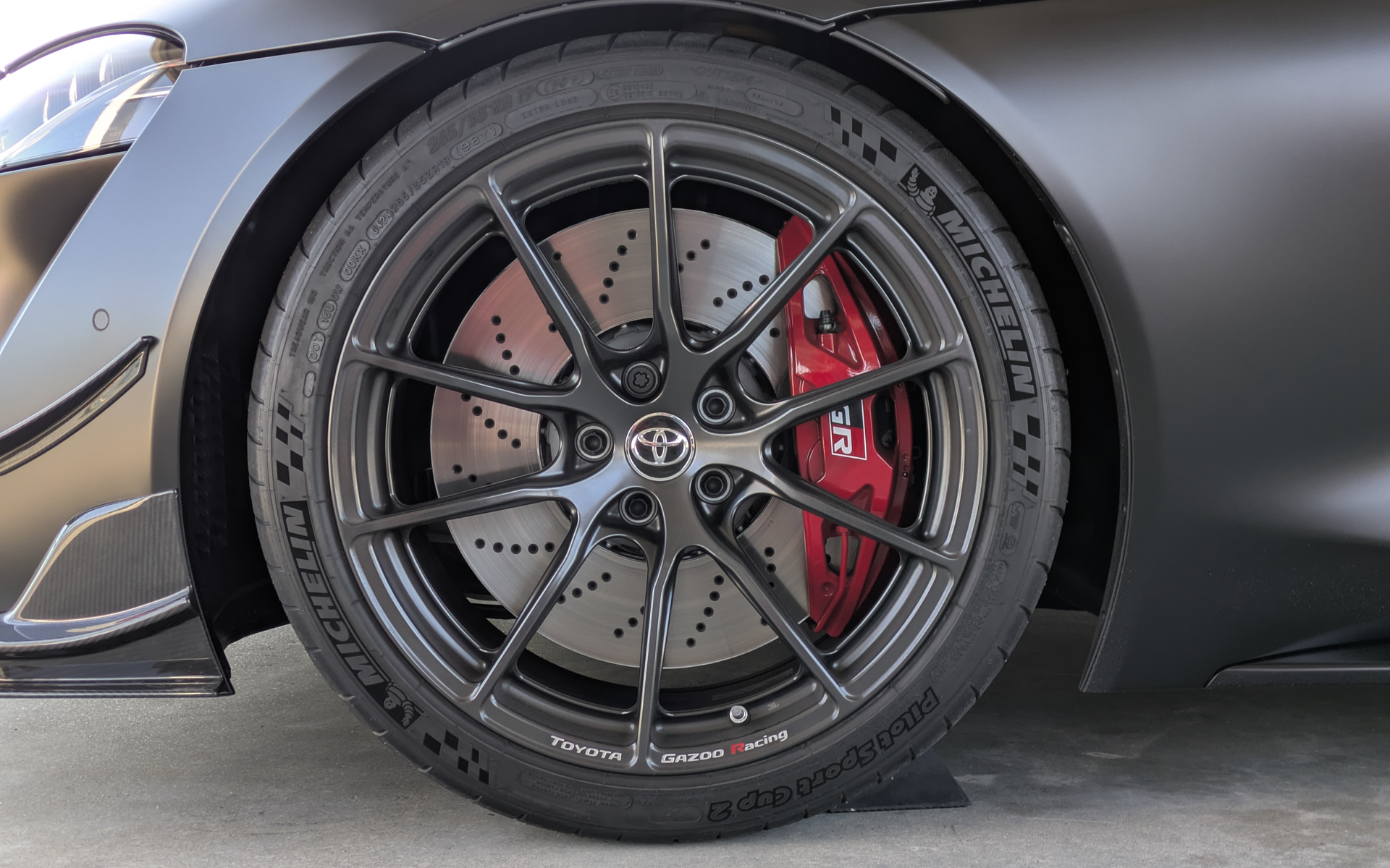 装着タイヤはミシュラン「パイロットスポーツ カップ2」で、サイズは前265/35ZR19、後が285/30ZR20。前後とも鍛造ホイールで、マットブラックを採用