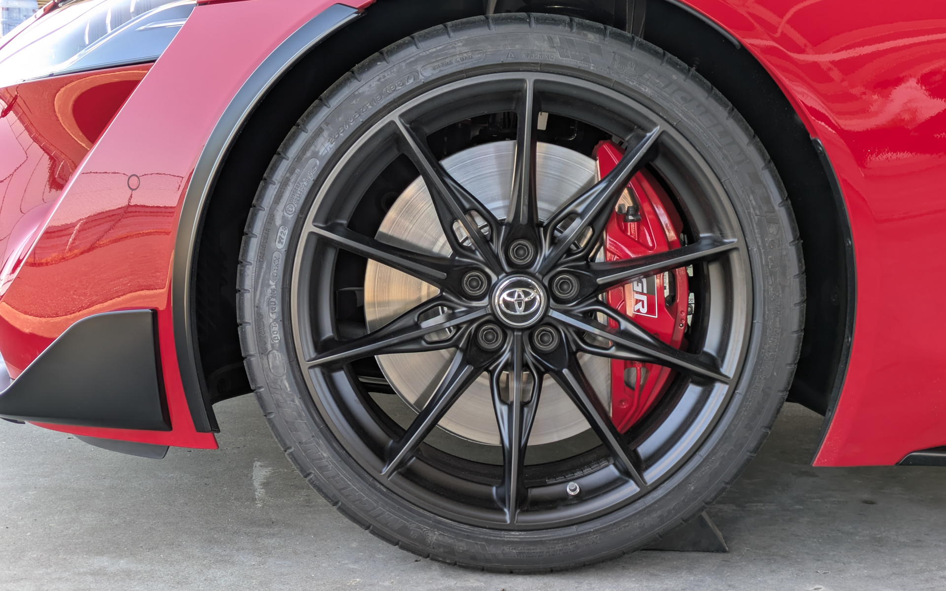 装着タイヤはミシュラン「パイロットスポーツ」で、サイズは前255/35ZR19、後が275/35ZR19。前後ともマットブラックの鍛造ホイールを採用。ブレーキはフロントにブレンボ製18インチアルミ4ピストン対向キャリパー＋フローティング機構の374mm大口径ドリルドディスクローター、リアはフローティングキャリパー＋345mm径ディスクを装着