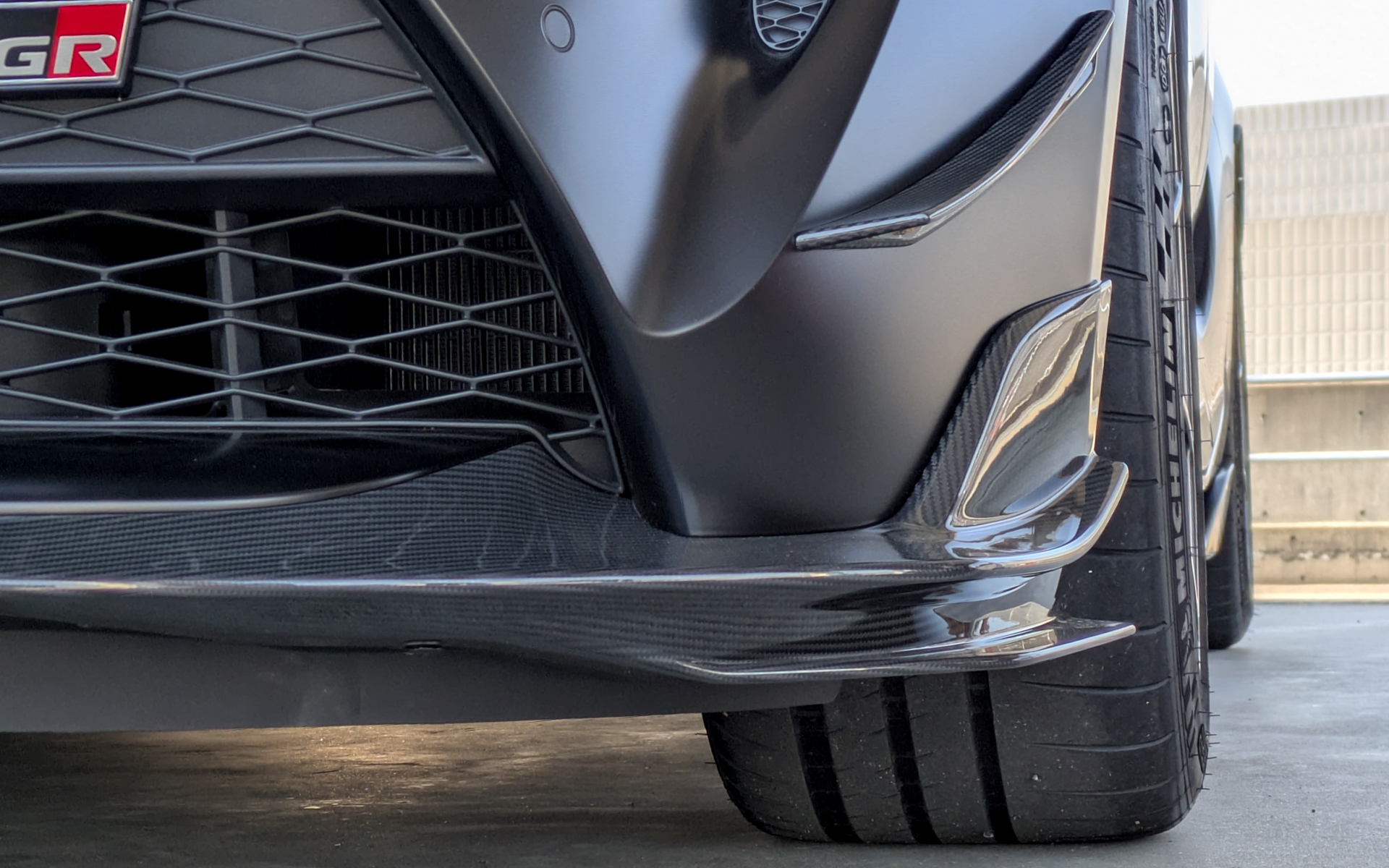 ダウンフォースを高めるためにカーボンフロントスポイラーとカーボンフロントカナードを装着している