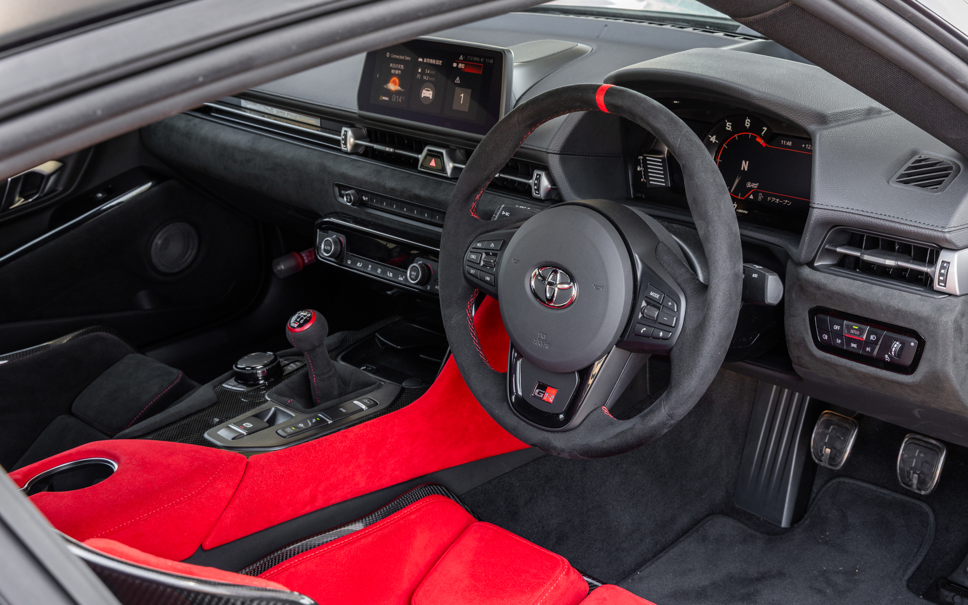 A90ファイナルエディションの内装は、ステアリング、シフトノブ＆ブーツ、ドアトリム、ニーパッドなどの表皮材がアルカンターラに変更されている