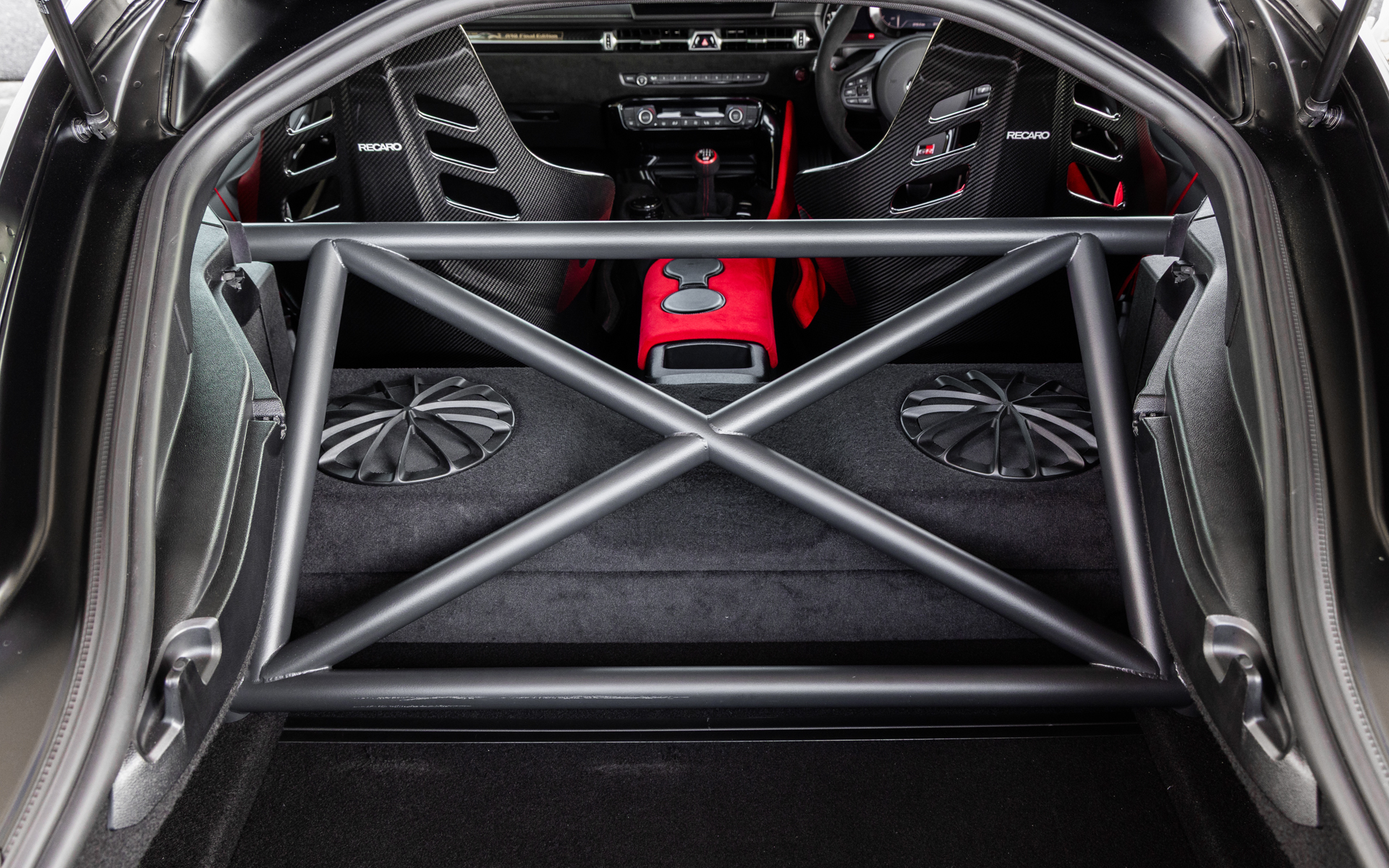 ラゲッジクロスバーを装着してボディ剛性を高めている