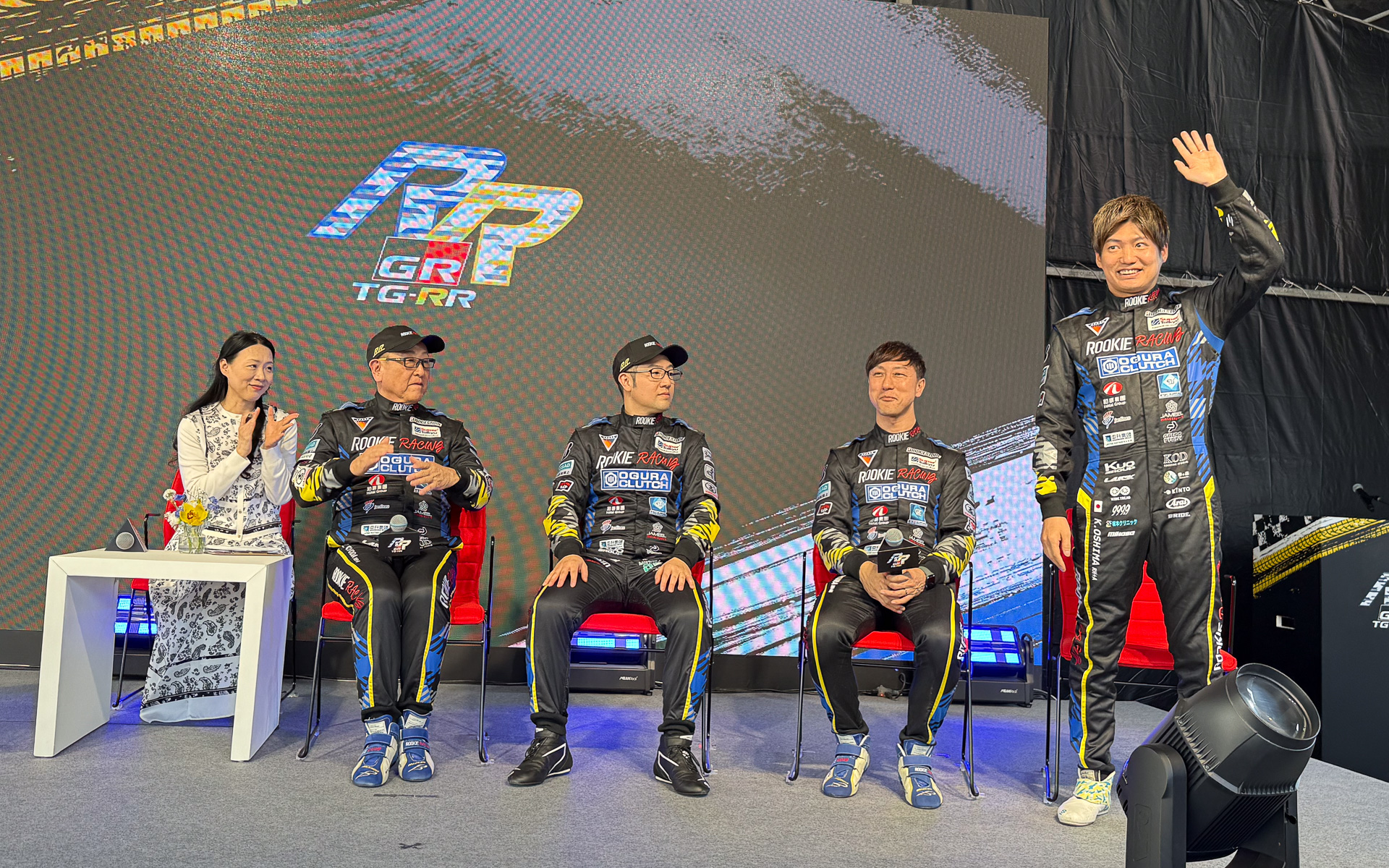 ルーキーレーシングのスタッフも加わりトークショー