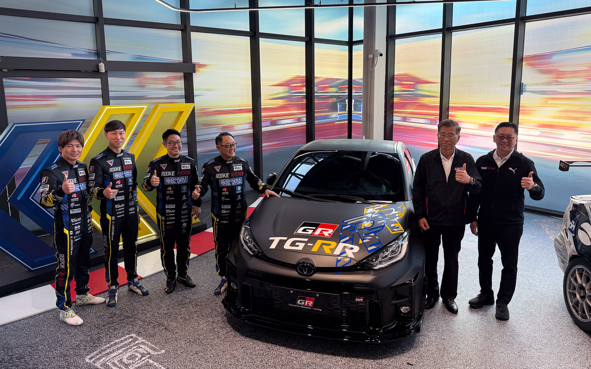 台湾にオーブンする世界最大のGRガレージ。ニュルブルクリンク参戦予定車のデモカーも飾られた。写真右から、和泰汽車 董事長 黃南光氏、同 總經理 蘇純興氏、モリゾウ選手、豊田大輔選手、石浦宏明選手、大嶋和也選手