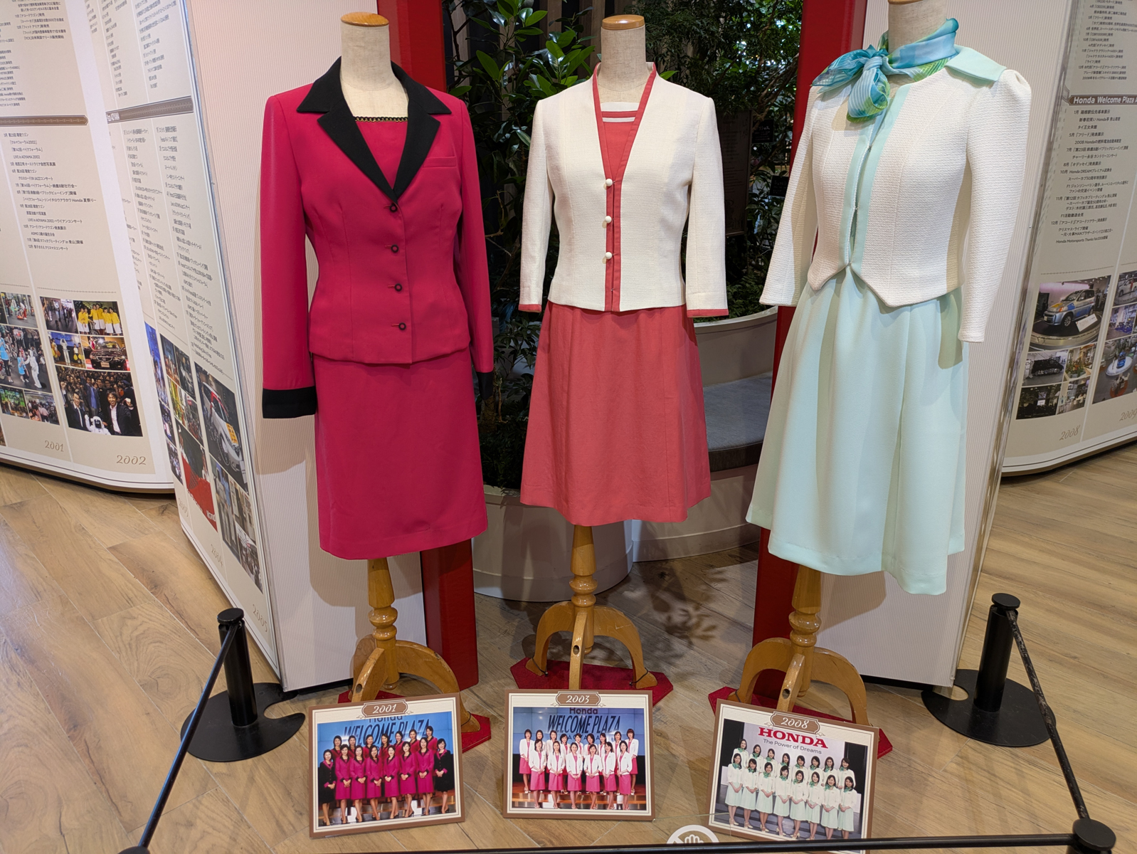 歴代ホンダレディの制服もいくつか展示されています