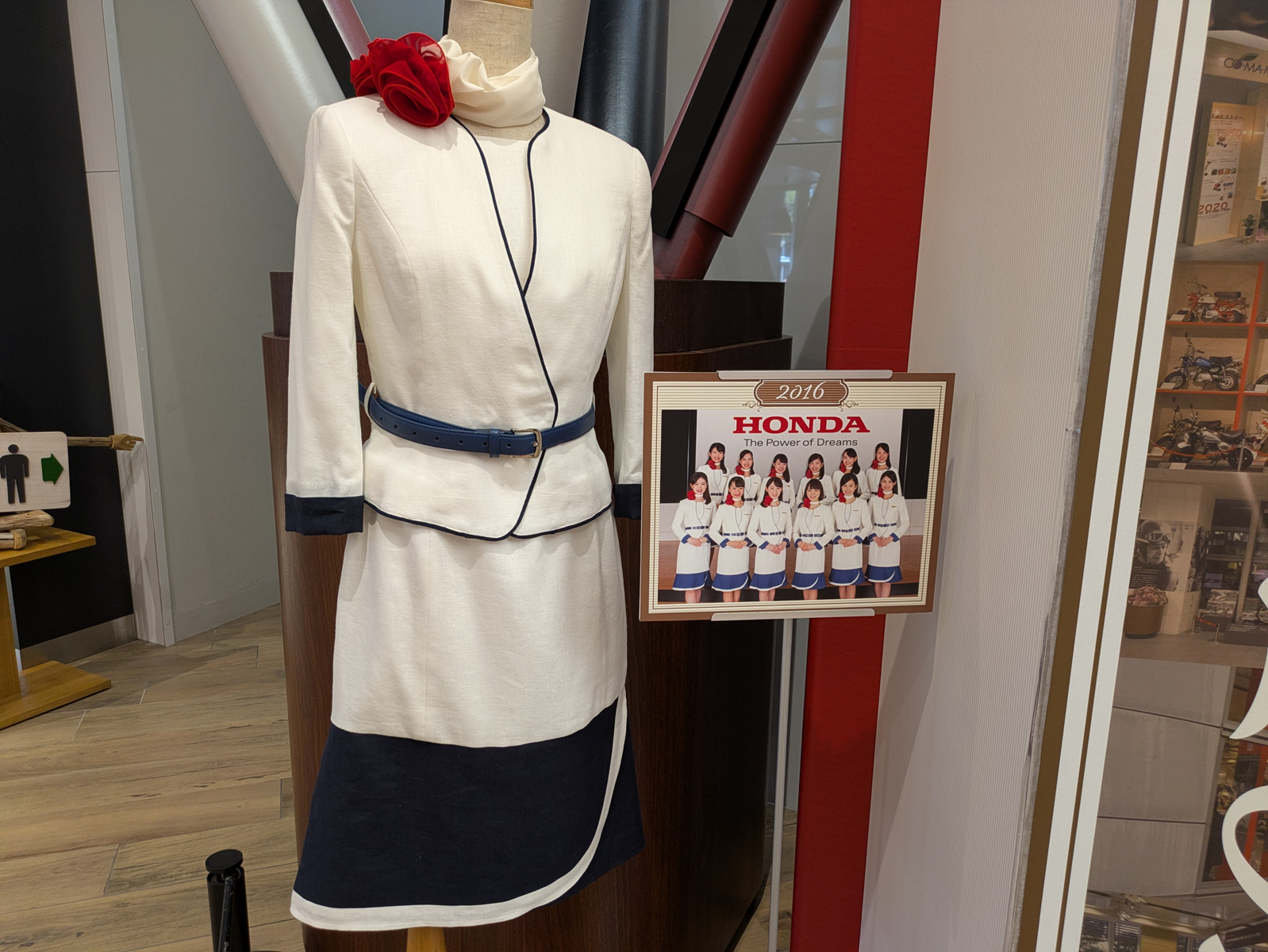 歴代ホンダレディの制服もいくつか展示されています