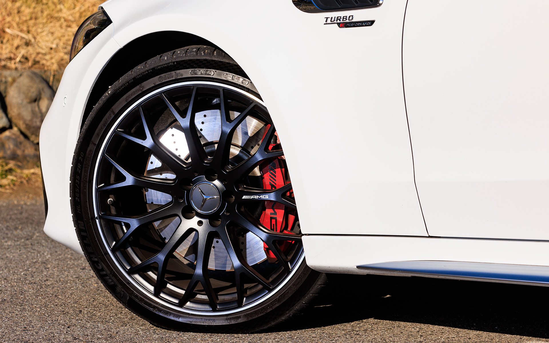 20インチの鍛造AMGアルミホイールには、ミシュランタイヤの「パイロットスポーツ」を装着。サイズは前265/35R20、後275/35R20。AMGレッドブレーキキャリパーは標準装備