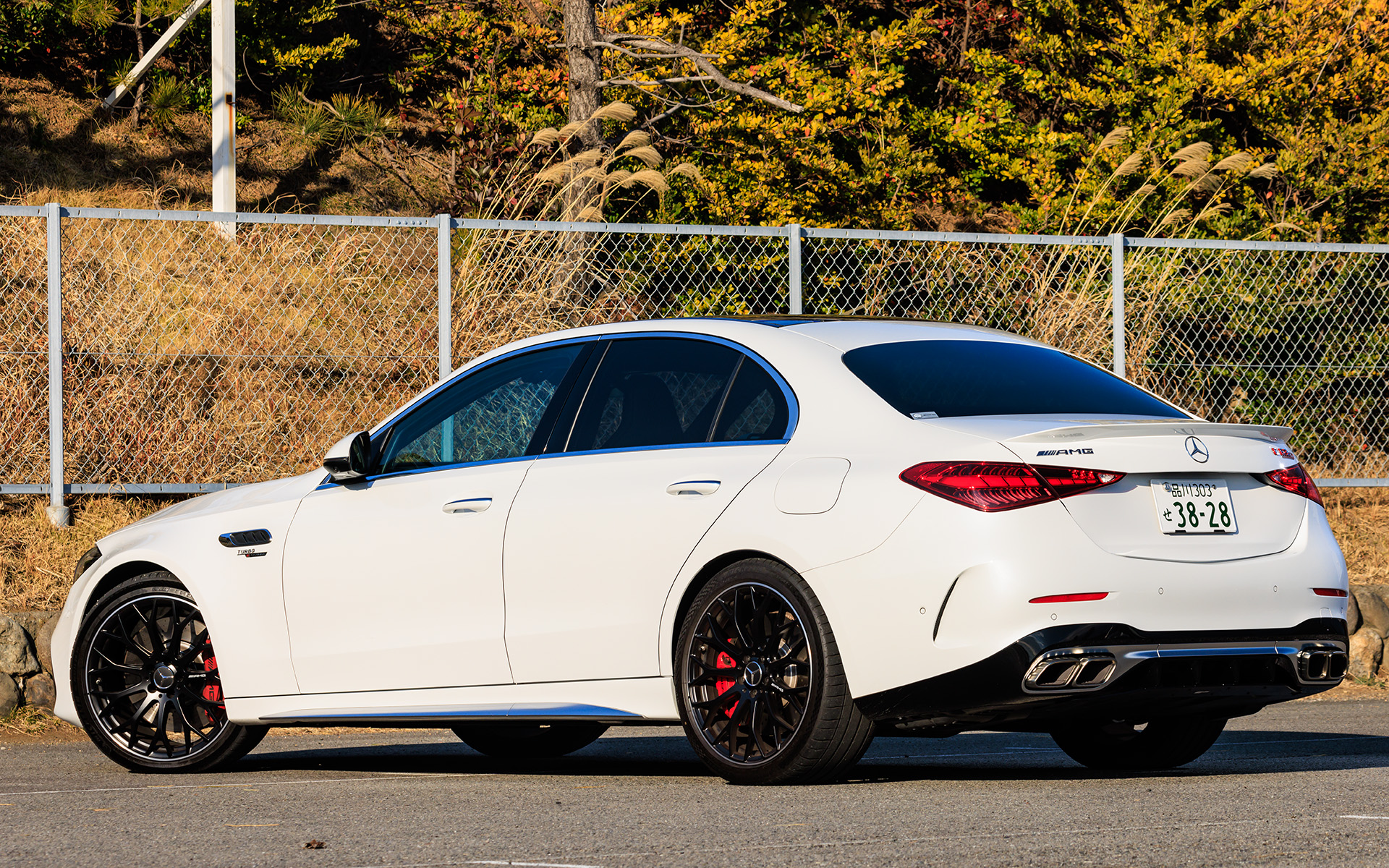 63S専用デザインのAMGエクステリアを装備。オプションでカーボンエクステリアパッケージも用意されている