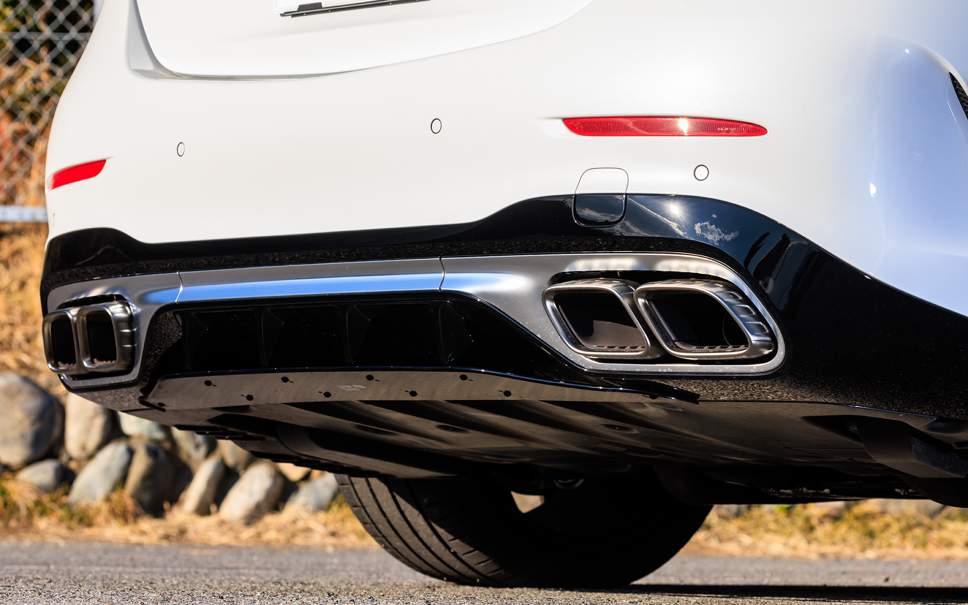 台形のデュアルテールパイプ（マフラー）は左右2本ずつの4本出し