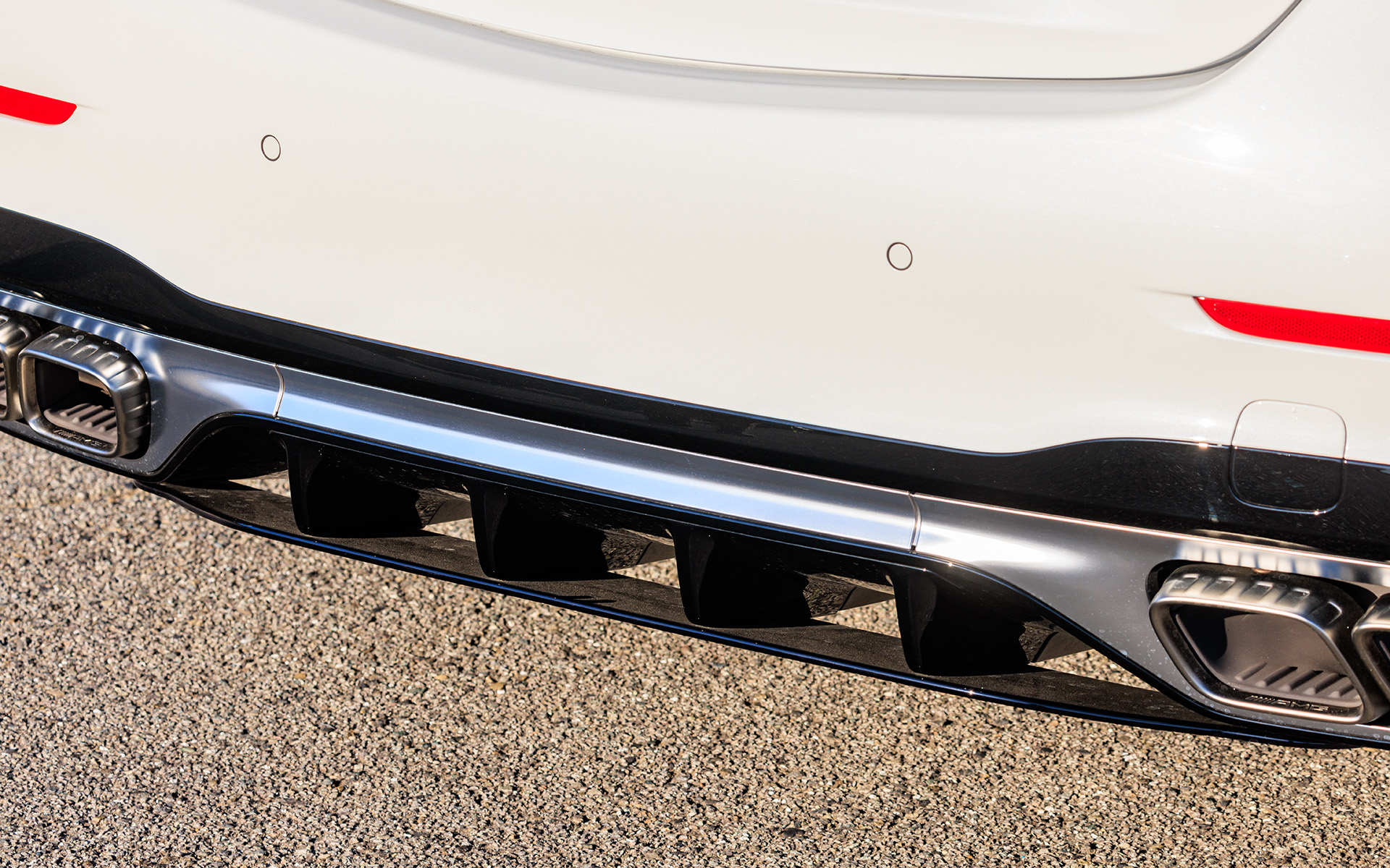 リアバンパー中央下部は床下の空気を後方へと導くディフューザーを内蔵