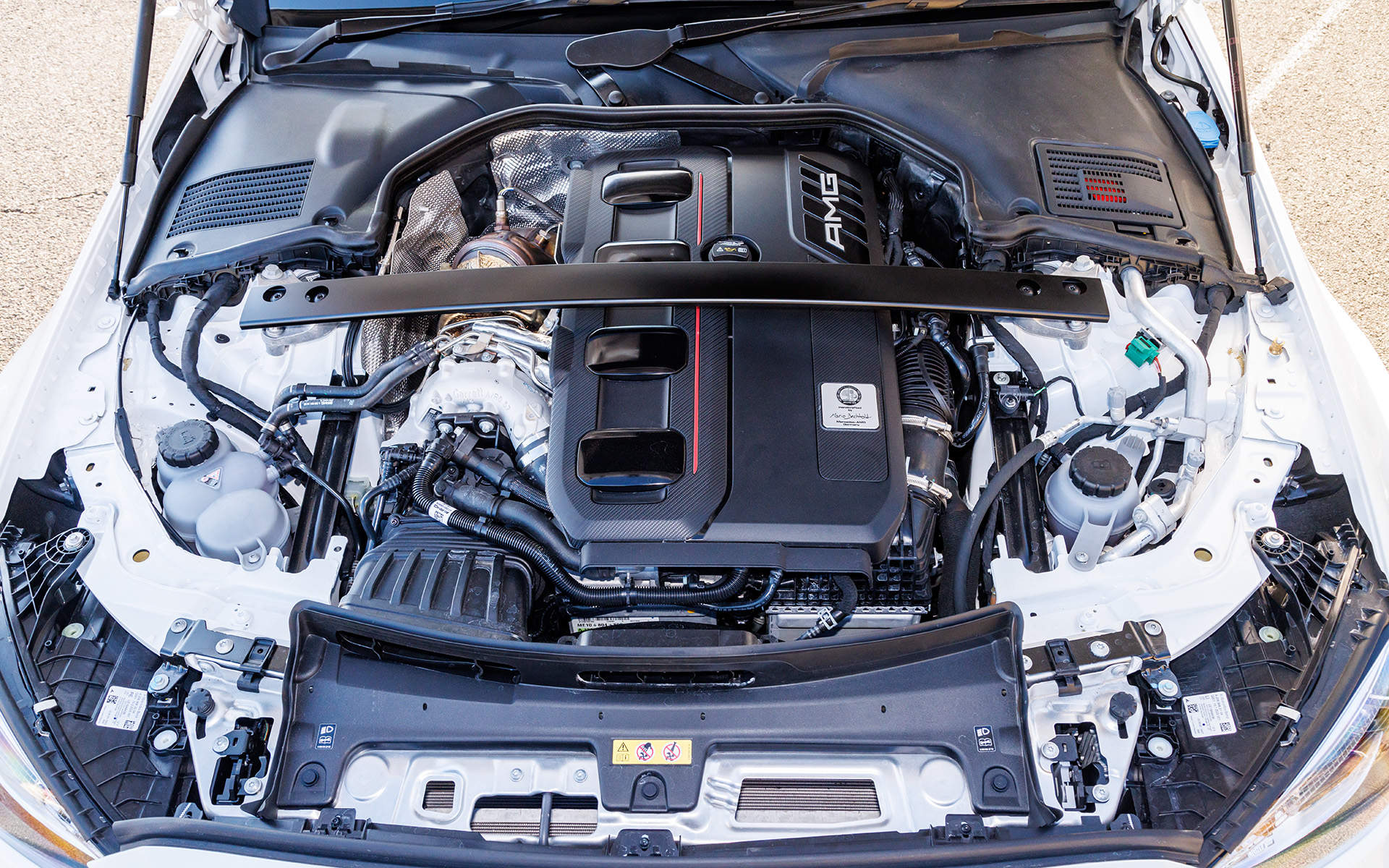 搭載する直列4気筒2.0リッターターボガソリンエンジンは、最高出力350kW（476PS）/6750rpm、最大トルク545Nm/5250-5500rpm、ハイブリッドモジュールの最高出力は150kW（204PS）/4500-8500rpm、最大トルク320Nm/500-4500rpmを発生。WLTCモード燃費は10.2km/L