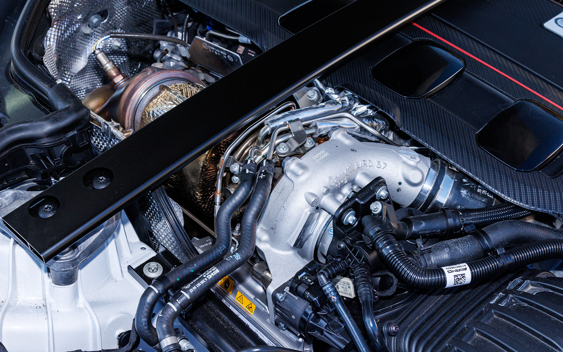 F1由来の技術を採用したエレクトリック・エグゾーストガス・ターボチャージャーを搭載。排気側タービンと吸気側コンプレッサーの中間にある軸に厚さ約4cmの電気モーターが直結され、モーターが電子制御でターボチャージャーの軸を直接駆動し、コンプレッサーホイールを加速させることで、アイドリングから全エンジン回転域にわたってレスポンスの速さが大きく改善されたという