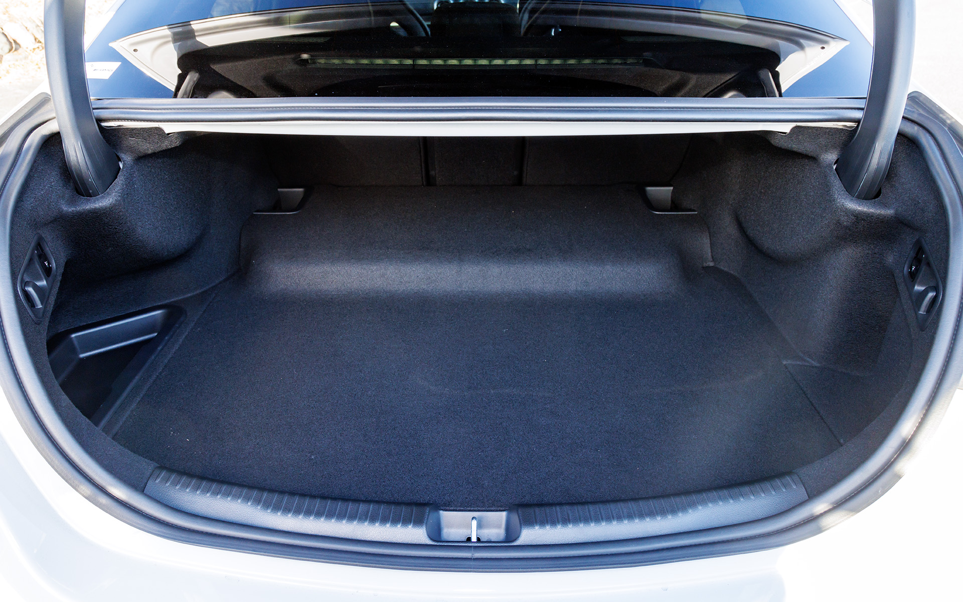 ラゲッジスペース容量はVDA方式で280L