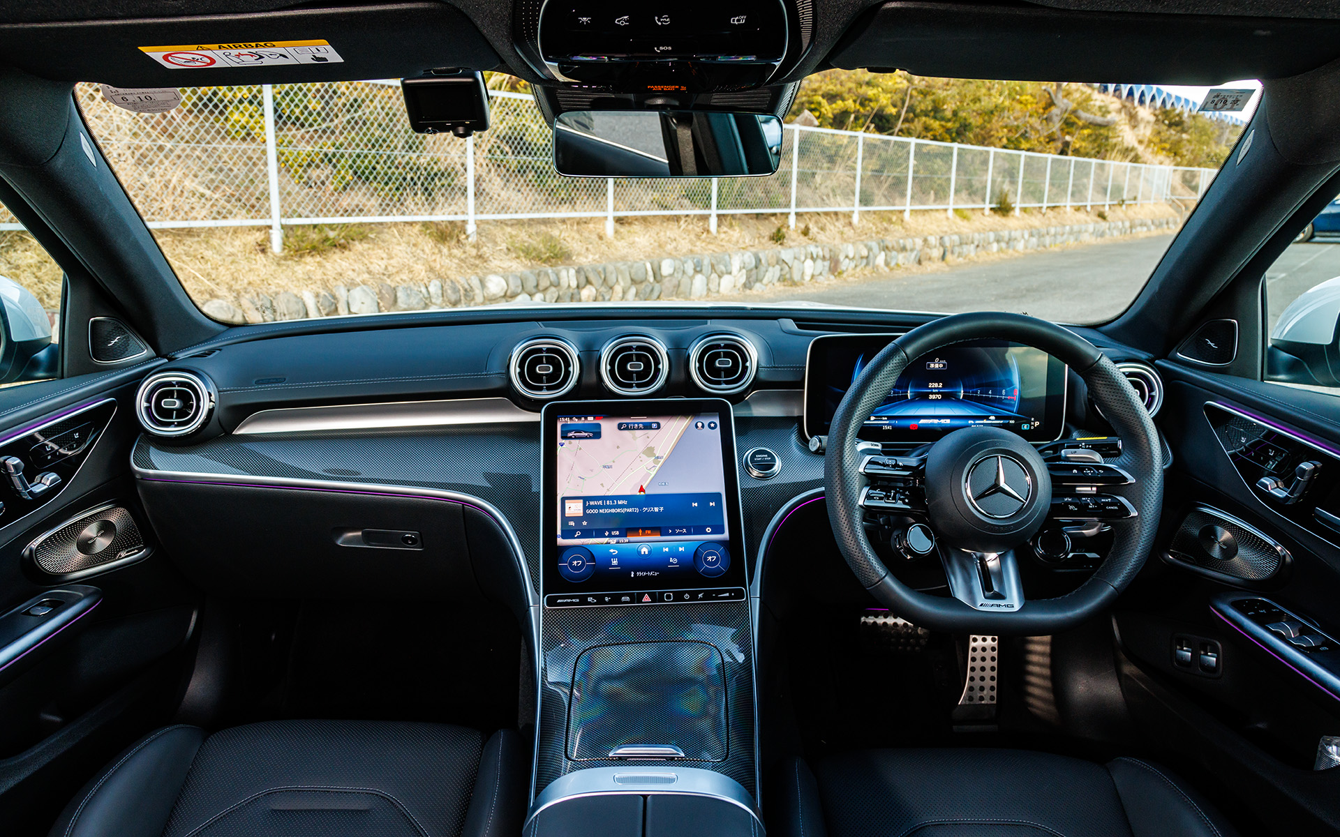 試乗車の内装はブラック（グレーステッチ）だが、ほかにチタニウムグレーパール/ブラック（レッドステッチ）も用意される。AMGカーボンパッケージを選択するとAMGカーボンファイバーインテリアトラムが装備される