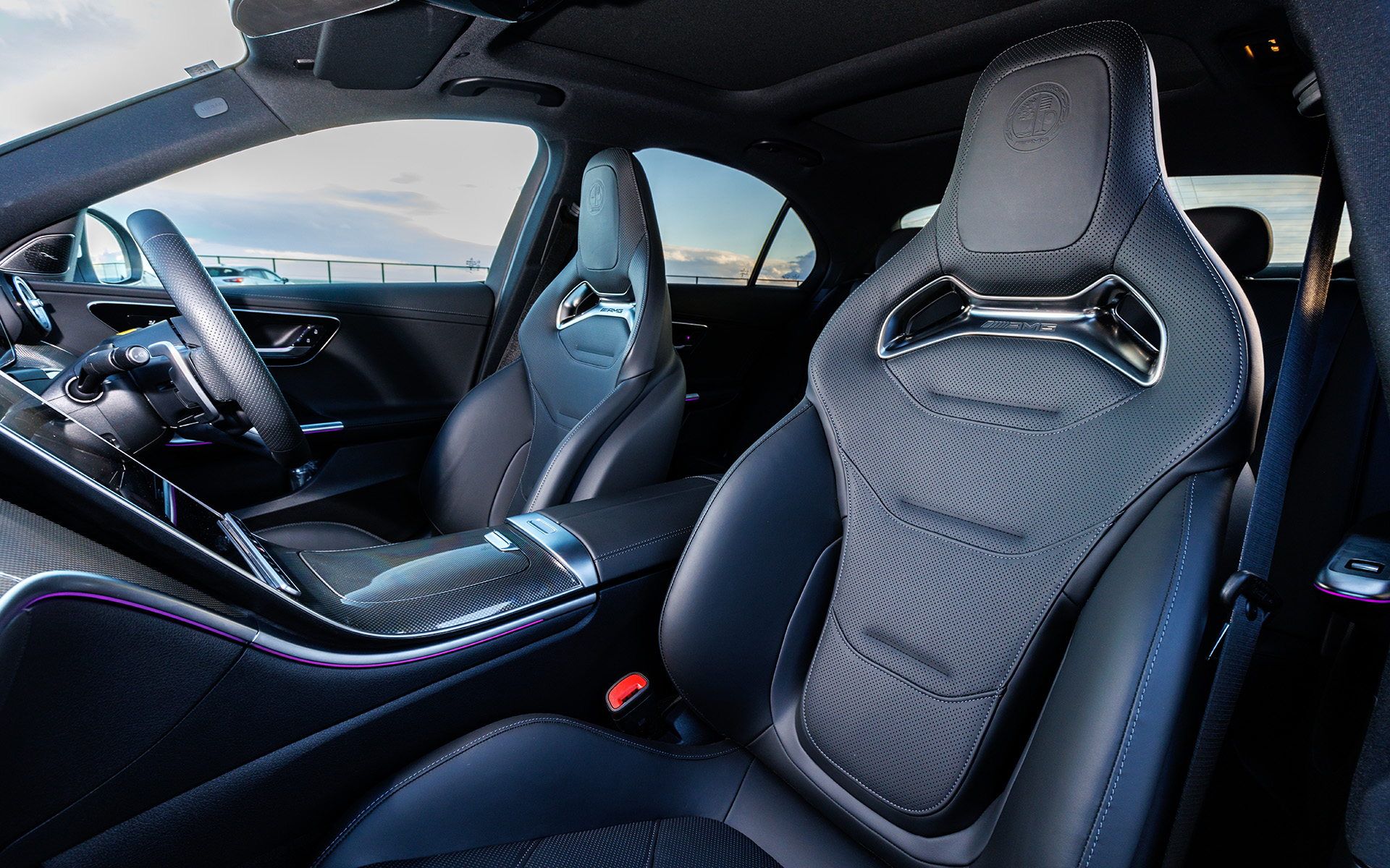 AMGハイパフォーマンスパッケージを追加すると運転席と助手席はAMGパフォーマンスシートとなる
