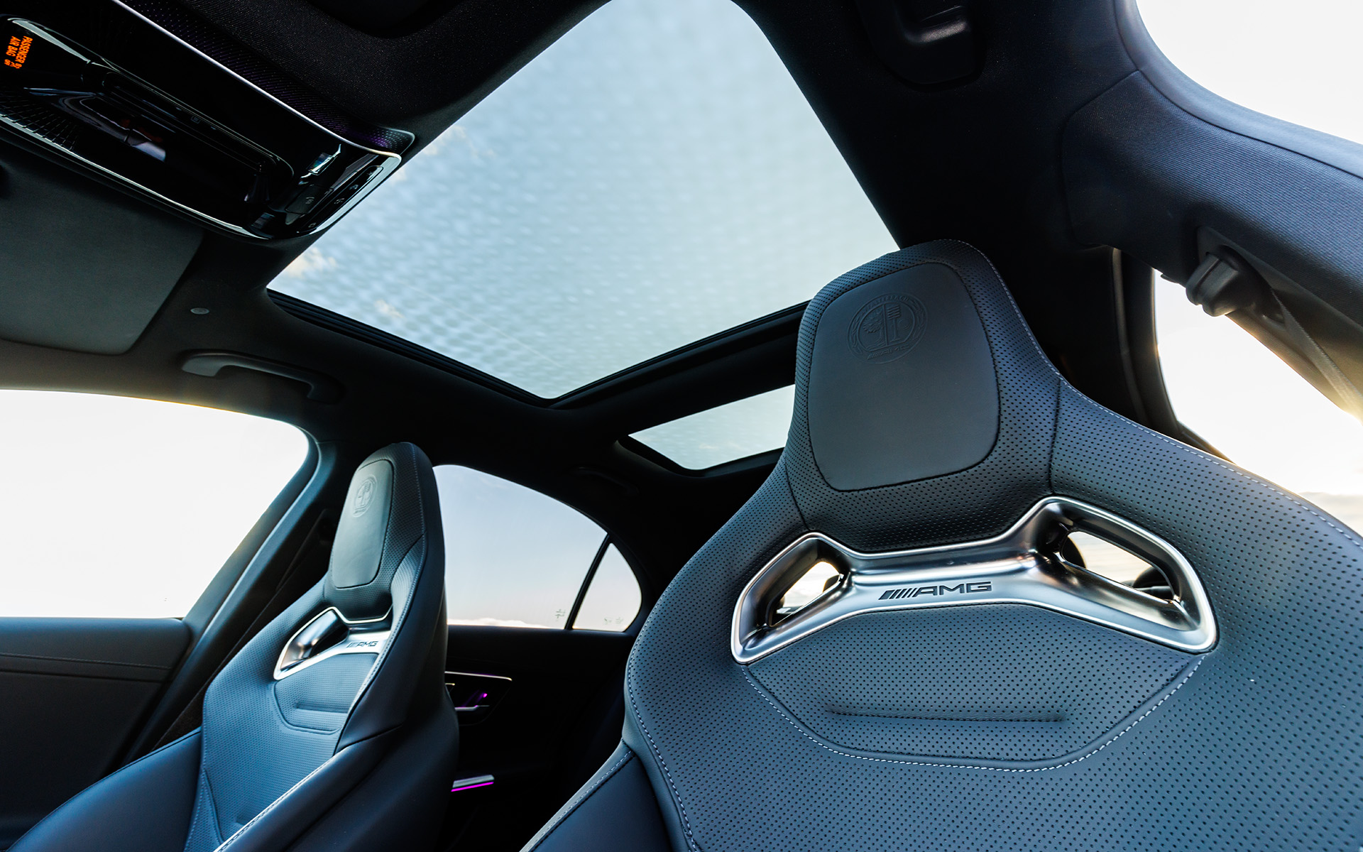 パノラミックスライディングルーフはオプション設定