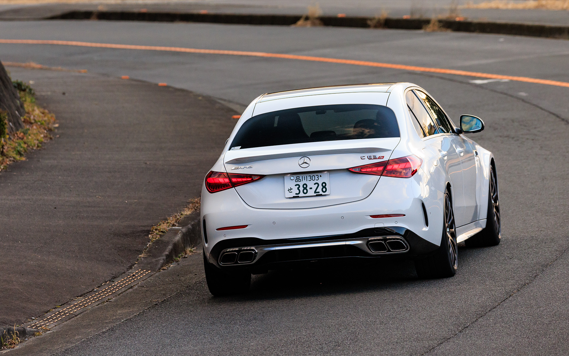 速度に応じて前輪と逆方向に後輪が切れ、駐車時やUターンの際の取り回しやすさや、思いのままの俊敏なコーナリングを実現するリア・アクスルステアリングも搭載している