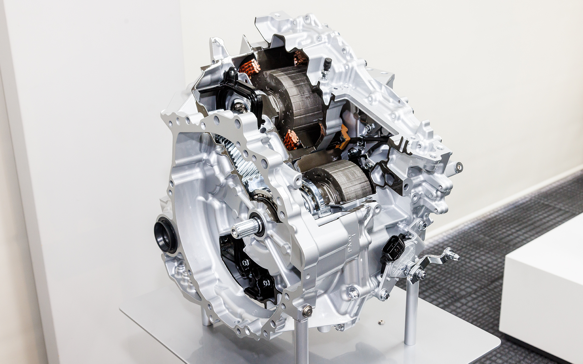 第4世代よりコンパクトになった、複軸配置の第5世代トランスミッション。軸間距離の短縮などが図られている