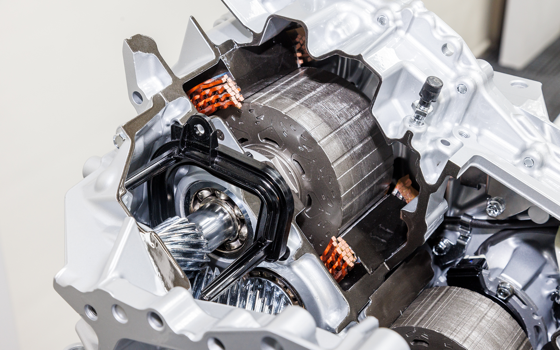 第5世代ハイブリッドのモーター部。モーターのステータ部に密度の高い電磁鋼板が使われている