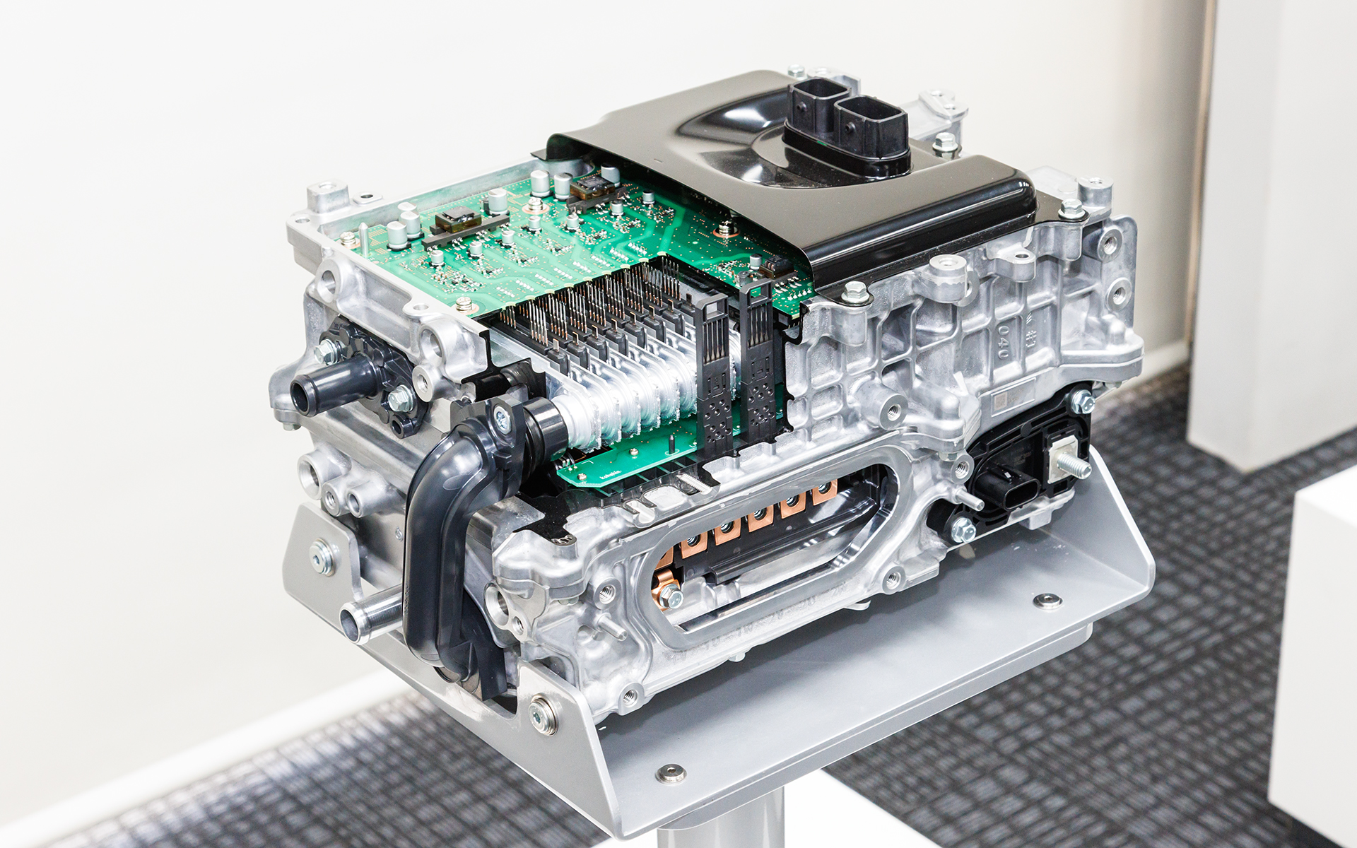 第5世代ハイブリッドのPCU（Power Control Unit）。パワー半導体にRC-IGBT（Reverse Conductive-Insulated Gate Bipolar Transistor）を採用し、よりコンパクトに