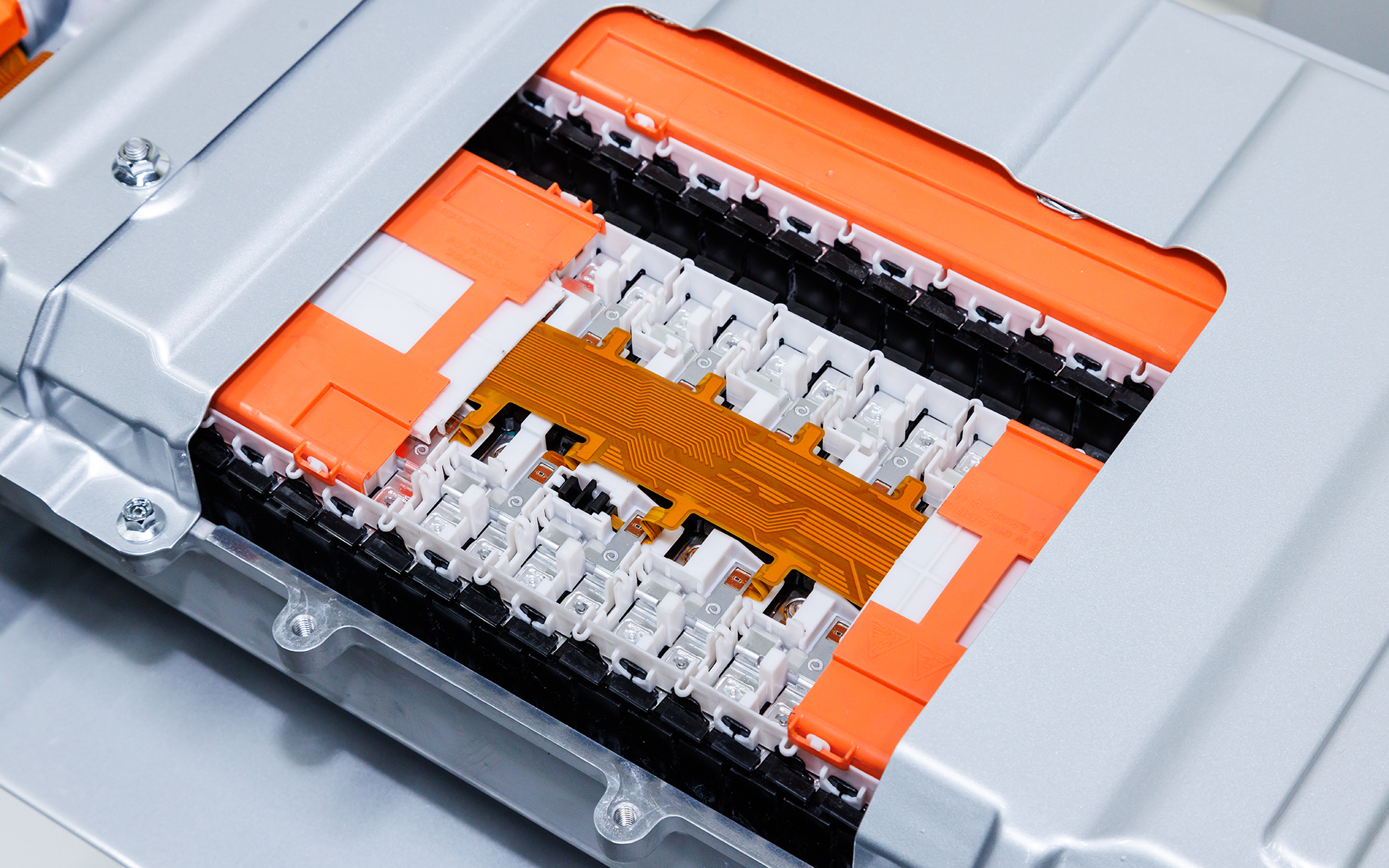 駆動用バッテリの中央に見えるオレンジ色のフィルム状のものがFPC（Flexible Printed Circuits）。小型化に貢献している