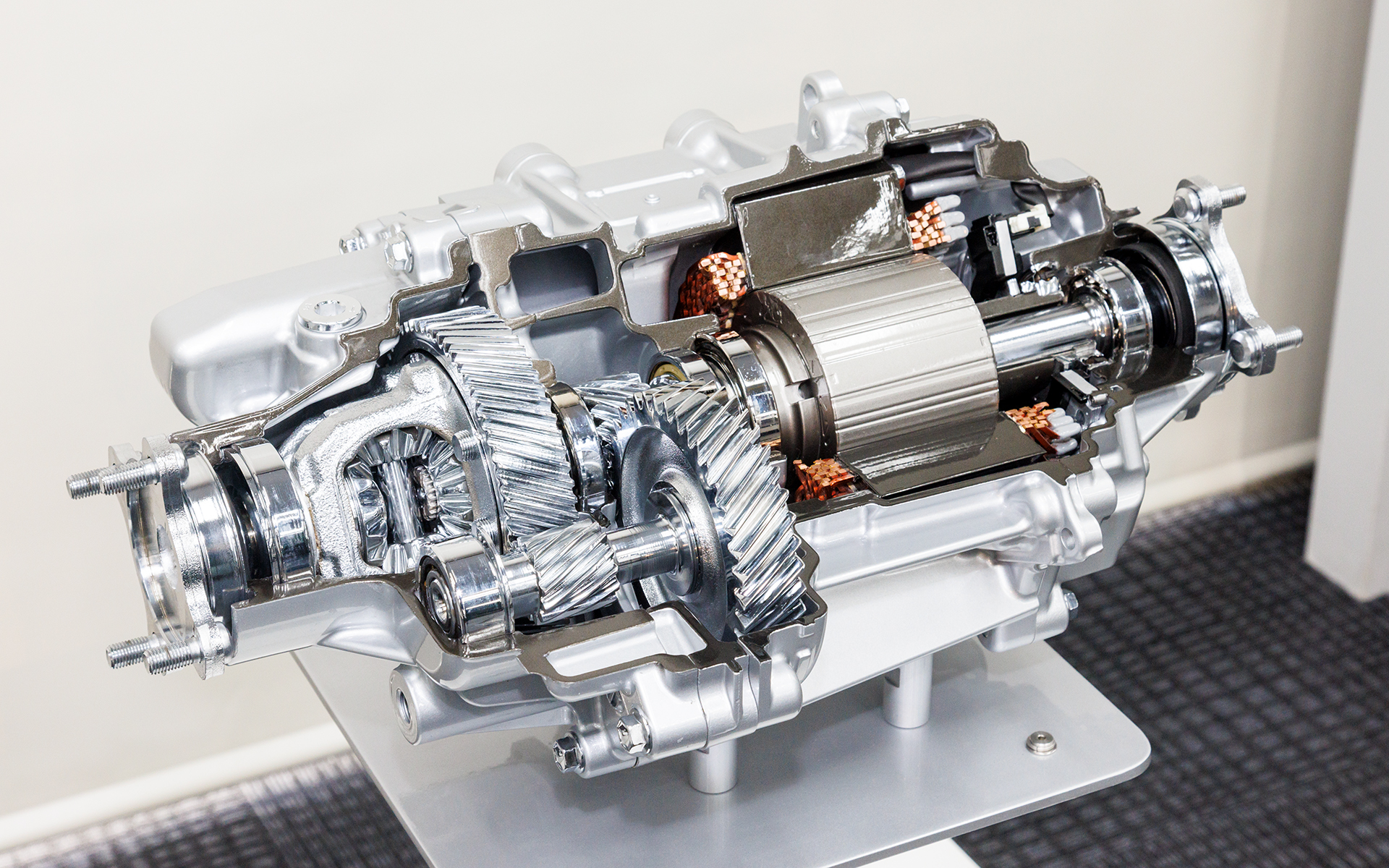 第5世代ハイブリッドではE-Fourも進化。リアにより大きな駆動モーターを搭載し、走りの面においても積極的な駆動を行なう