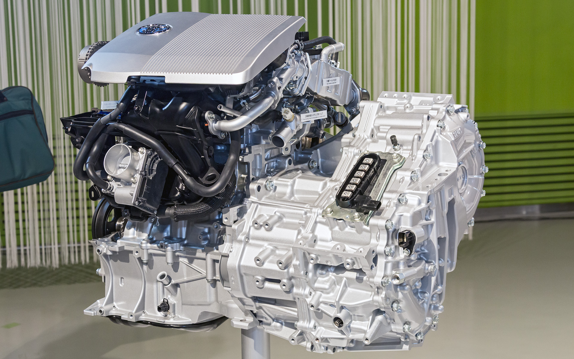 4代目プリウスのパワートレーン。複軸配置の平行軸歯車がリダクションギヤとして採用され、よりコンパクトなトランスミッションとなる