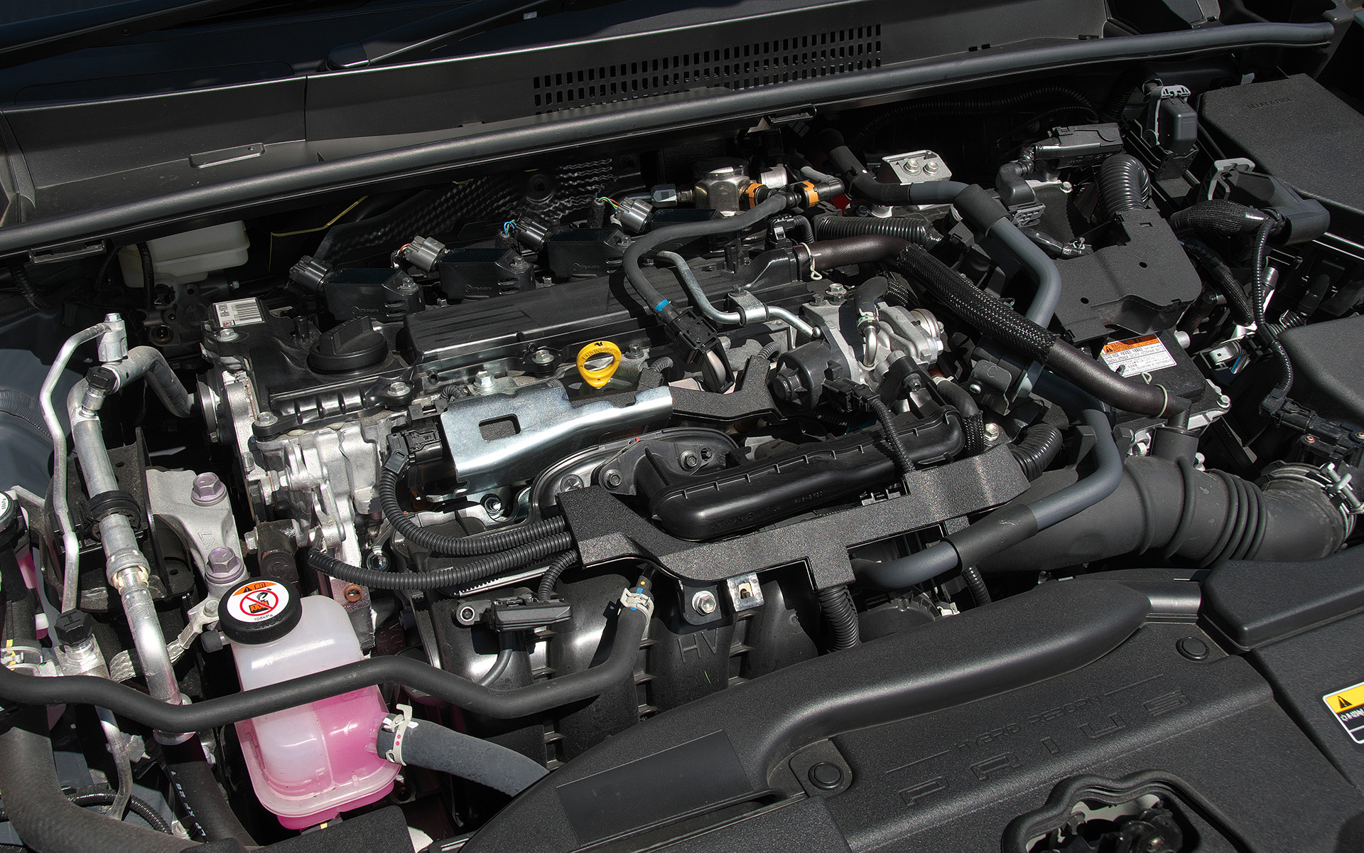 熱効率41％を達成した直列4気筒 DOHC 2.0リッターのM20A-FXS型エンジン。ハイブリッド用としてアトキンソンサイクルで動作している