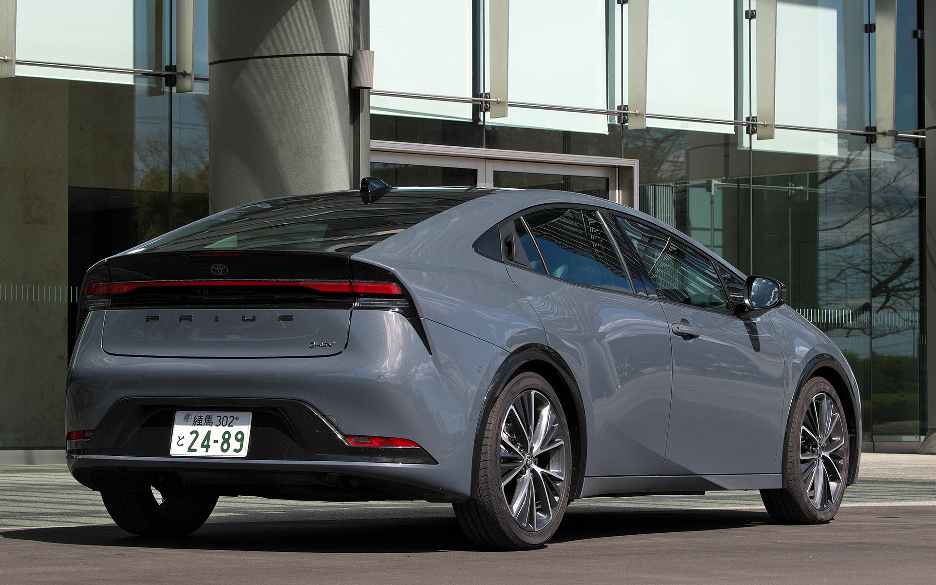 新型プリウスのリアまわり。この5代目プリウスからハイブリッドはHEV表記となり、電動車の一環であることを示している