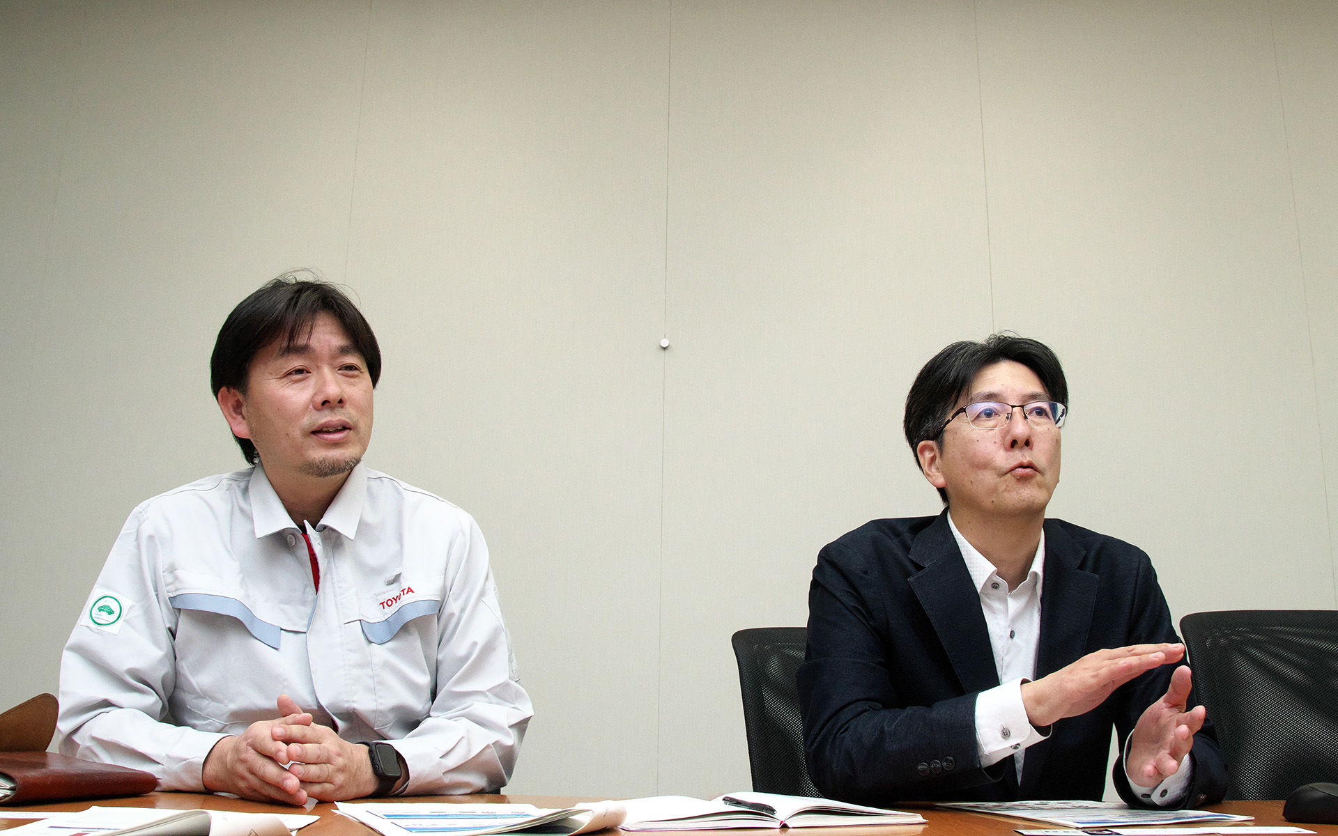 進化を続けるトヨタのハイブリッドシステム、最新世代となるトヨタ第5世代ハイブリッドについてトヨタ自動車株式会社 クルマ開発センター パワートレーン製品企画部 FFプロジェクト企画グループ 主査 佐藤哲氏（左）と、同 パワートレーン製品企画部 主査 菊地隆二氏（右）に話をうかがった