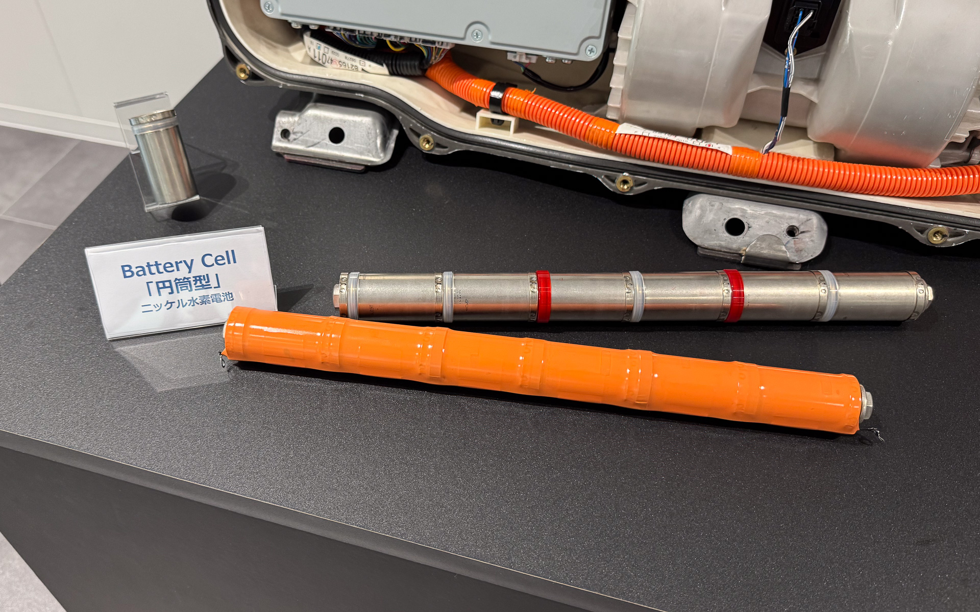 バッテリセルは円筒型のニッケル水素