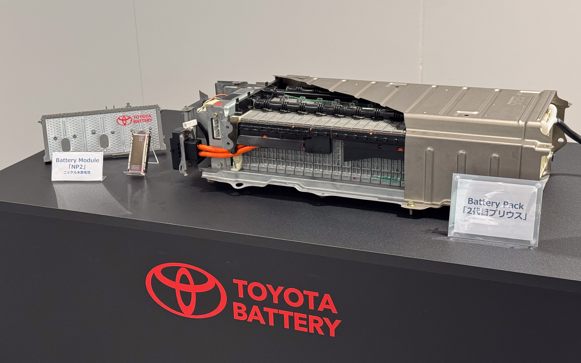 2代目プリウスの駆動用バッテリ。初代から大幅に改善され、セルによるモジュール方式となった
