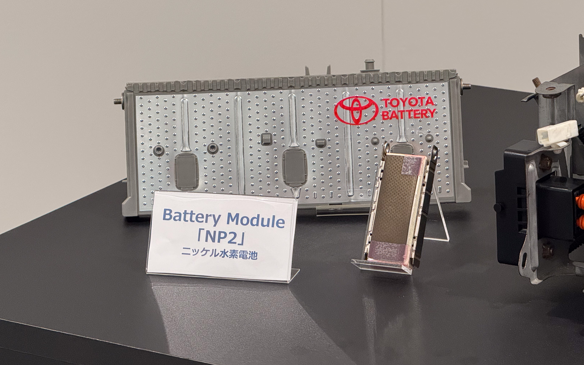 バッテリセルはニッケル水素、角形のセルとなった