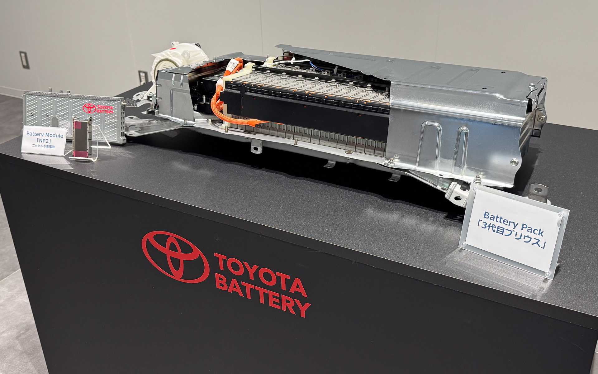 3代目プリウスの駆動用バッテリ。セルは先代と同じニッケル水素、搭載方法を工夫し密度をアップ