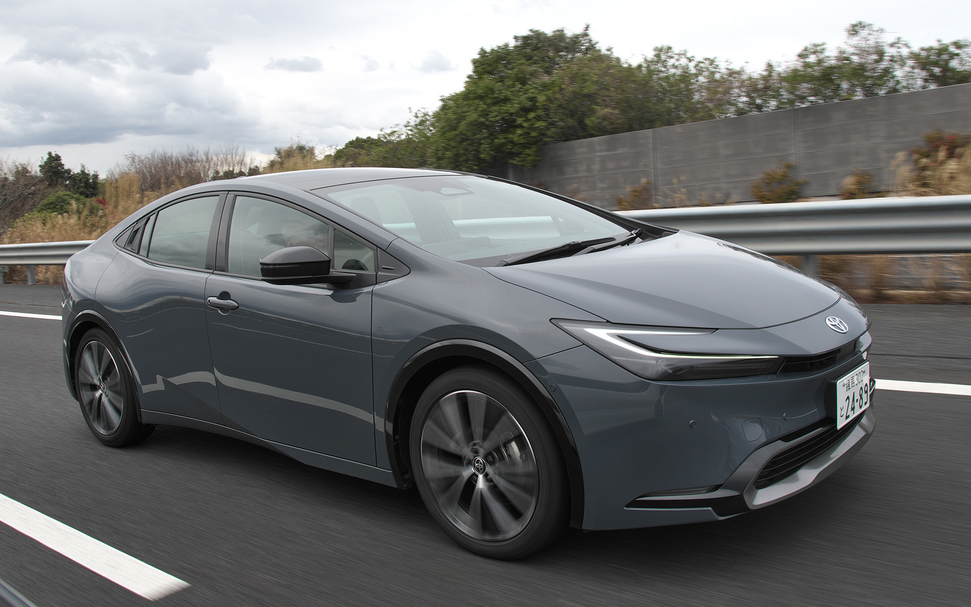 美しいシルエットで走る新型プリウス