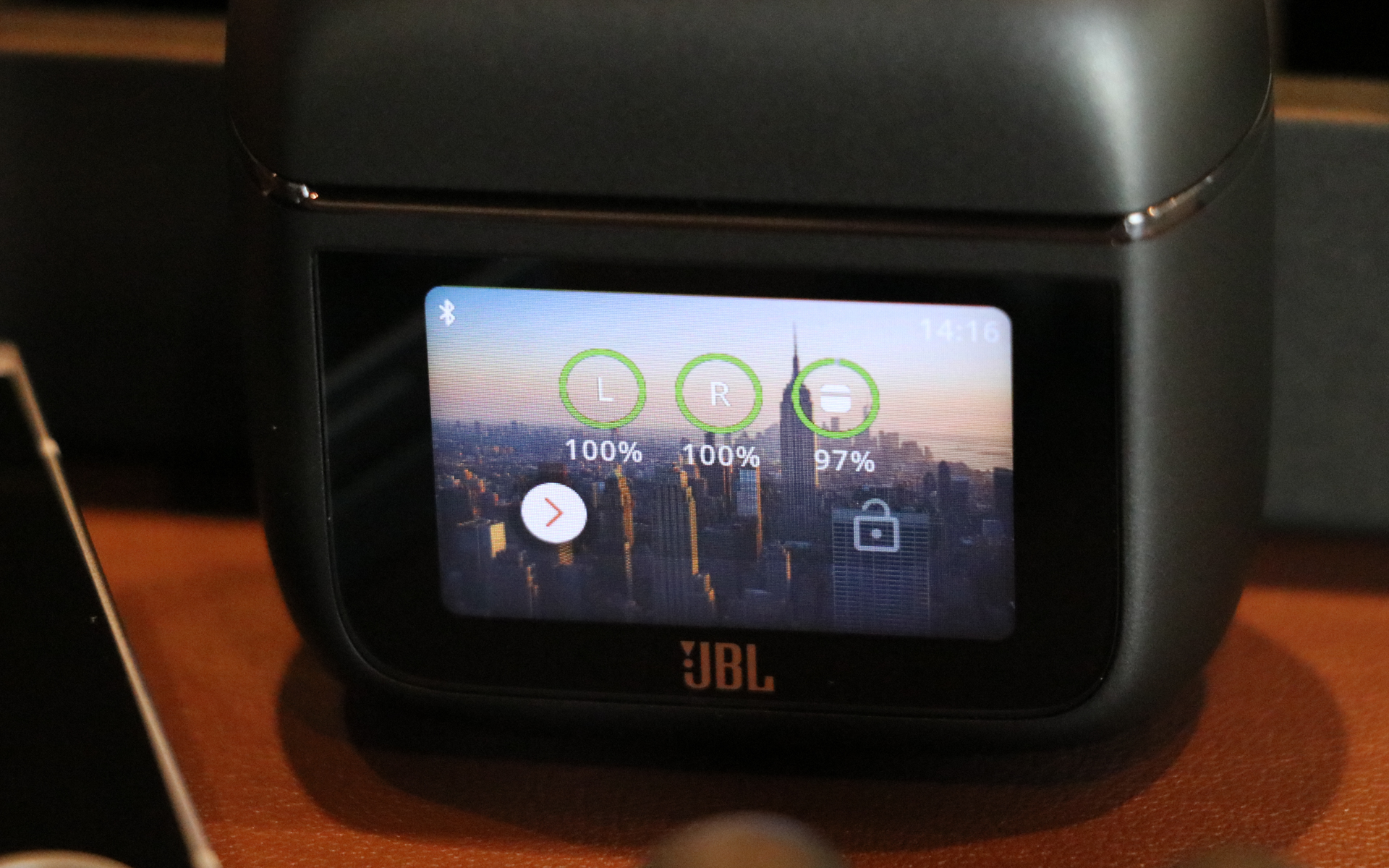 スマート充電ケースは前モデルより約29％スクリーンサイズを拡大。さらに新しく「待ち受け画面のバッテリ状態表示」「アルバム名と楽曲名の表示（日本語含む）」「電話入電時連絡先表示」「マルチポイントコントロール」「AURACAST接続」「コーデック表示」が可能になったほか、専用アプリ「JBL Headphones」のメニューもより豊富になって格段に使いやすくなっている