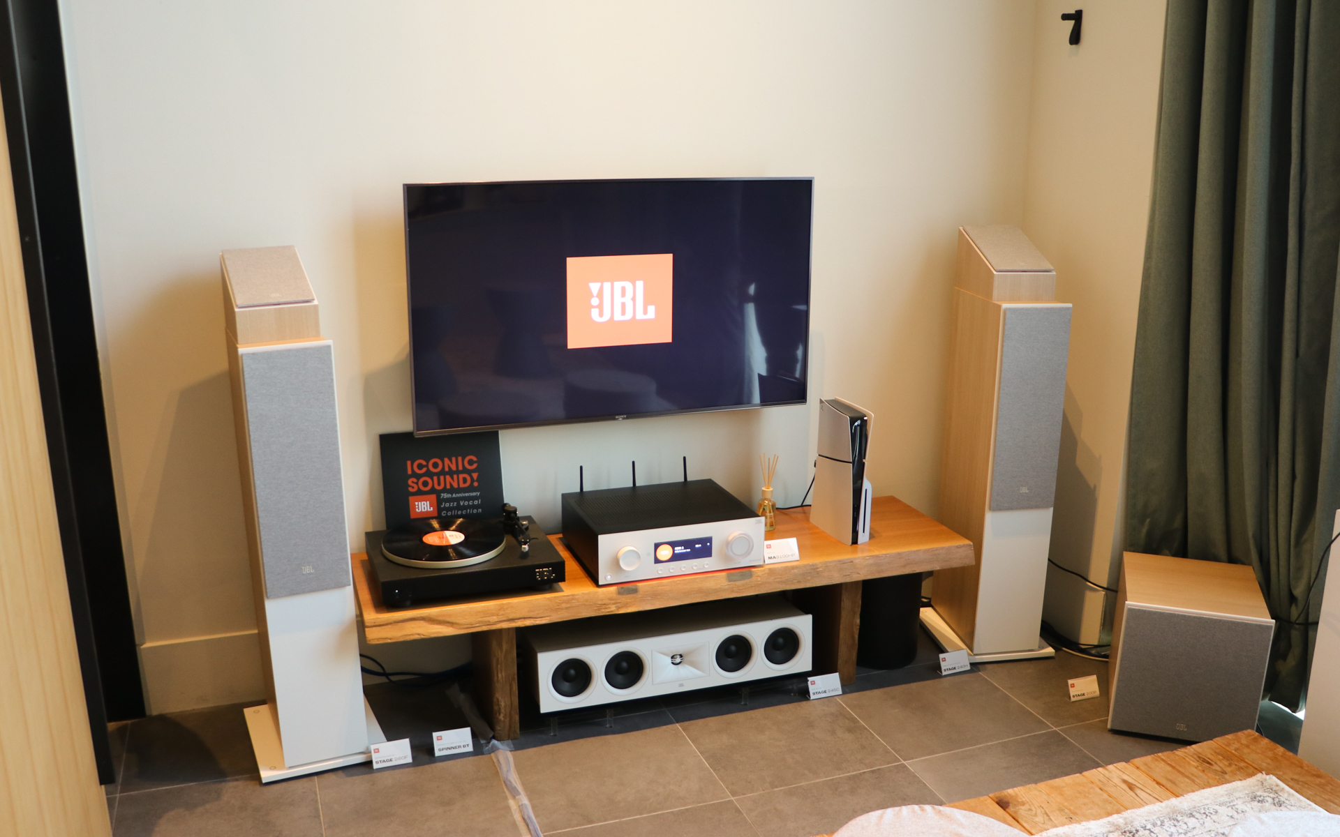 AVアンプ「MA」シリーズともマッチするスピーカーシステム「Stage2」シリーズに新色ラテが追加された。スピーカーやスタンドなど価格は3万4100円～8万2500円