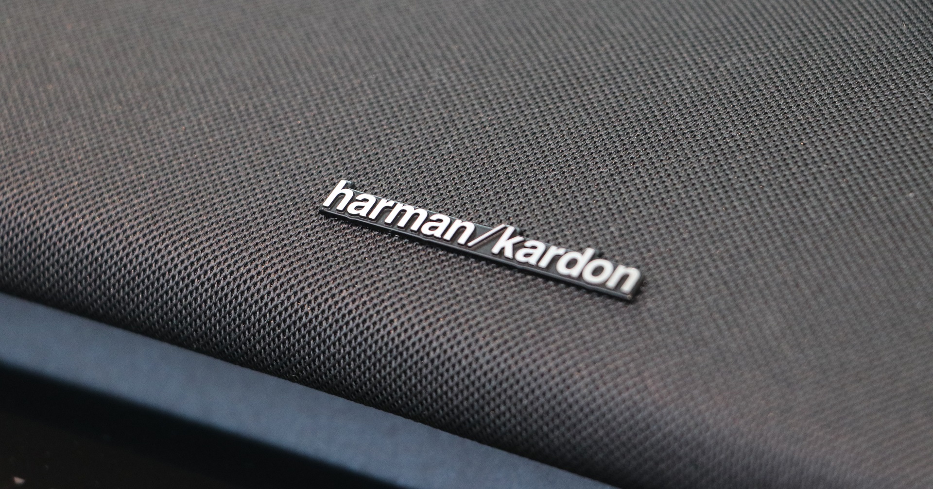 5つのスピーカーを内蔵したサウンドバーとリアドアなど全9個のスピーカーにより、ドライバーを包み込む音場を実現。「Dynamic」「Soft」「Voice」のサウンドモードに加え、自分好みにカスタマイズも可能