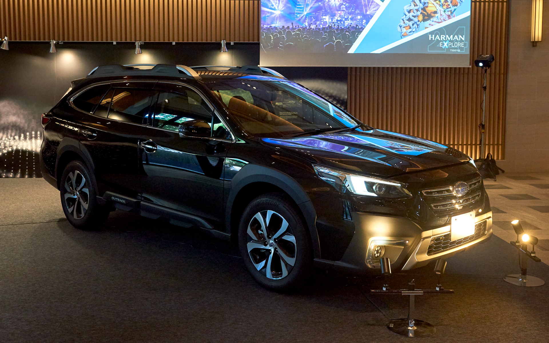 視聴用車両のスバル「レガシィ アウトバック」