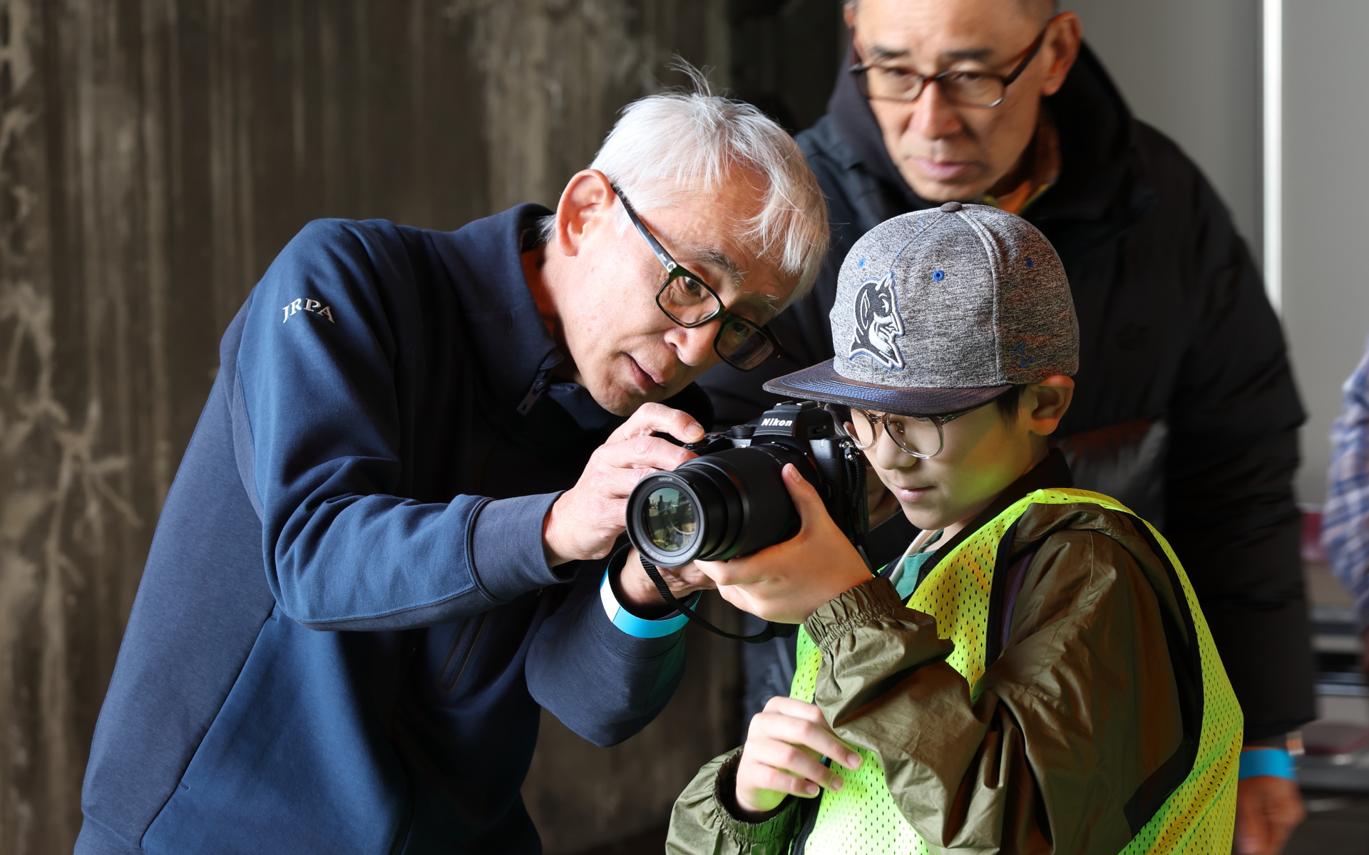 撮影前に講習を受ける子供たち