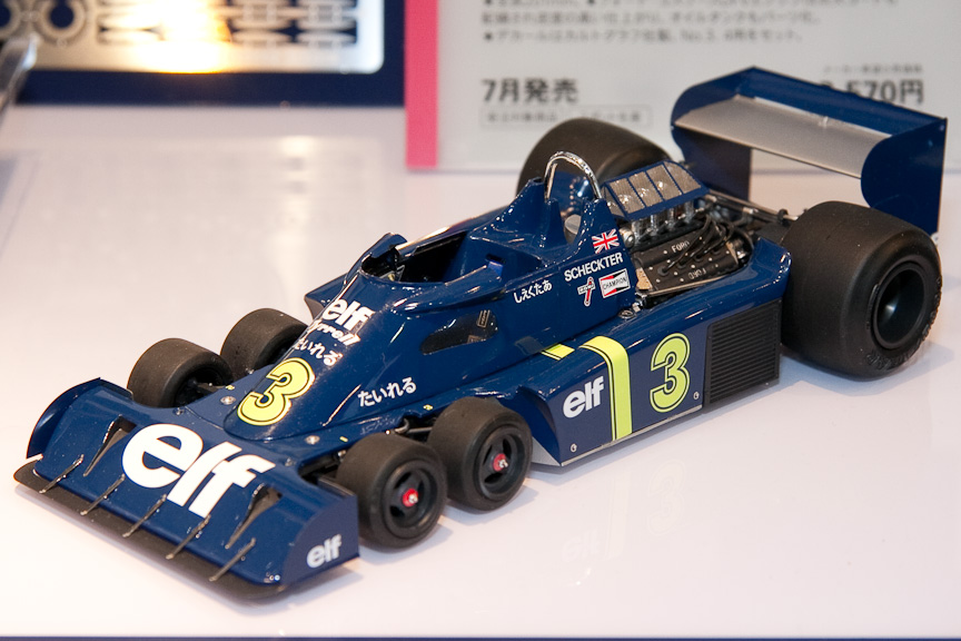 タミヤ1/20「タイレルP34 1976 日本GP」。F1の実戦で走った唯一の6輪車であり、タミヤの記念すべき1/20シリーズの第1作目を、くしくもハセガワと同じく1976年のF1最終戦仕様としてリニューアル。エンジン上部の三角型エアファンネル、富士のストレートにあわせて大型化されたリアウイングなどをエッチングパーツなどで構成している。デカールもカルトグラフ製で“たいれる”“しえくたあ”と日本開催のみでプリントされたスペシャルマーキングを再現している。カーナンバー3は、後にフェラーリでチャンピオンとなるジョディ・シェクターのマシン。7月発売、3570円