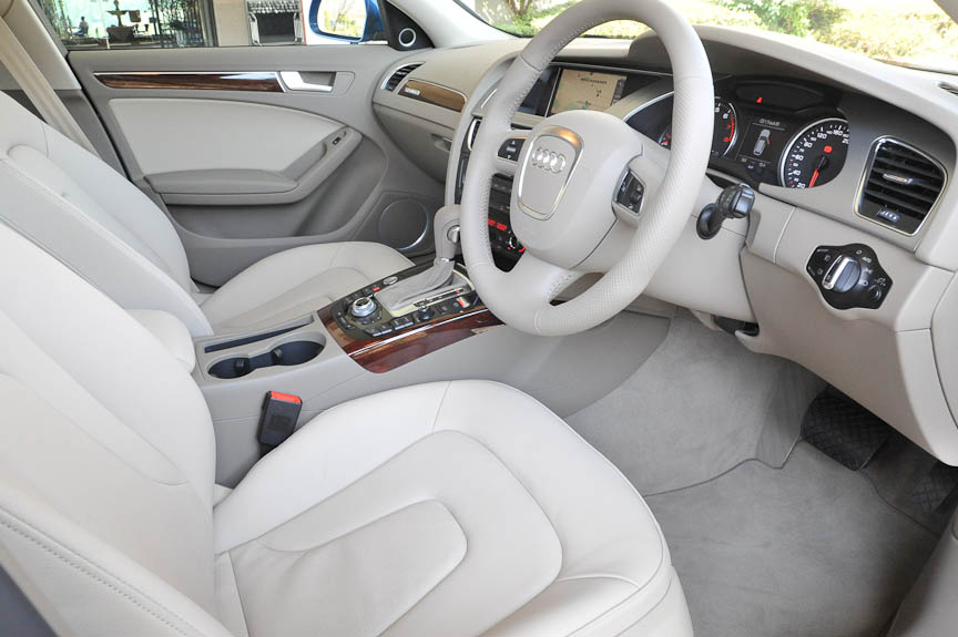 撮影した車両はオプションの本革内装とウッドパネルを装着