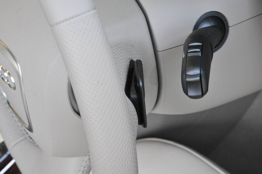 ステアリングにはボリュームなどのマルチファンクションスイッチとシフトパドルを装備する