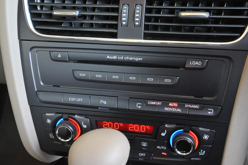 エアコン操作パネルの上、右側の「CONFORT」「AUTO」「DYNAMIC」と記されたスイッチはオプションの「アウディドライブセレクト」。エンジン出力やサスペンションなどのセッティングを変更できる。「INDIVIDUAL」ポジションにすれば、ユーザーがMMIで設定した好みのセッティングになる。「P」はやはりオプションの「APS」（アウディパーキングシステム）。ソナーとリアビューカメラで駐車操作をアシストする