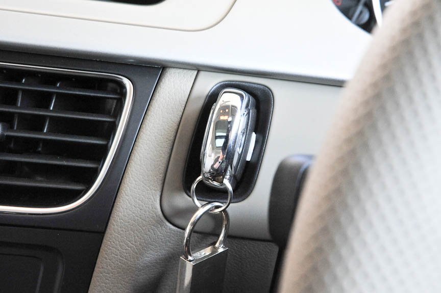 キーを携帯していれば、STARTスイッチでエンジンを始動できる「アドバンスドキーシステム」を装備するが、キーホールに押し込んでも始動可能