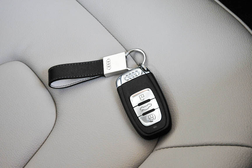 キーを携帯していれば、STARTスイッチでエンジンを始動できる「アドバンスドキーシステム」を装備するが、キーホールに押し込んでも始動可能