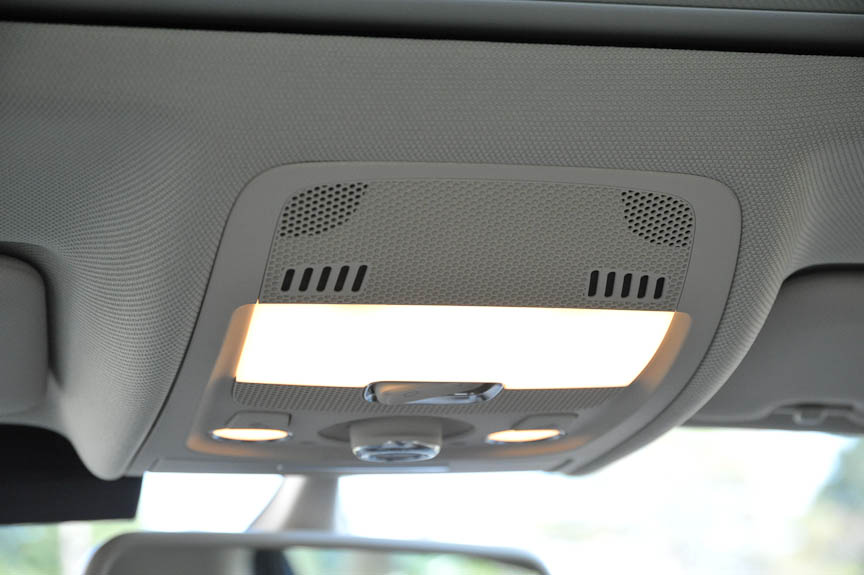 ルームランプとサンルーフのコントロールを備えたオーバーヘッドコンソール